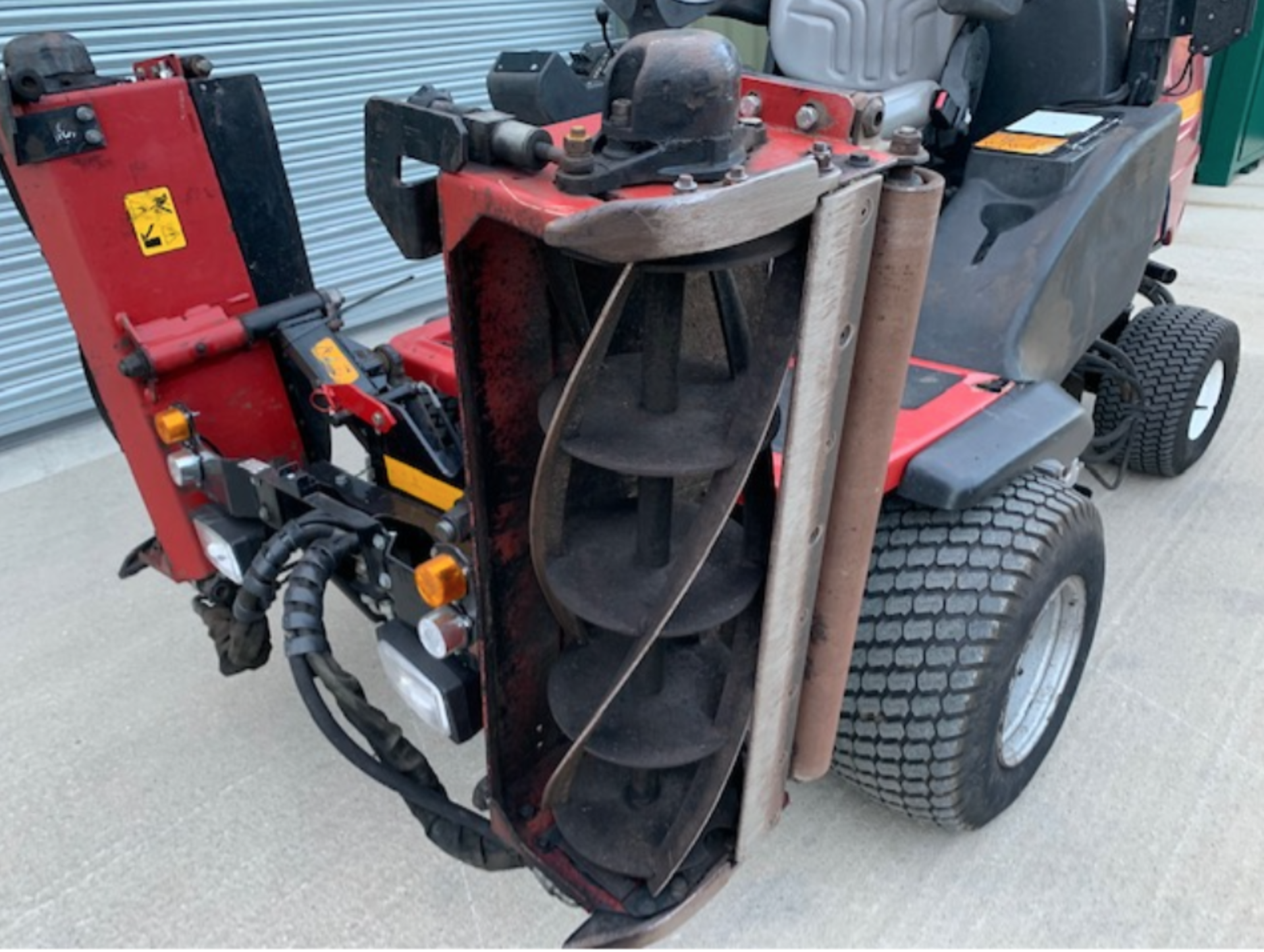 TORO LT3340 TRIPLE RIDE ON MOWER - Image 5 of 6