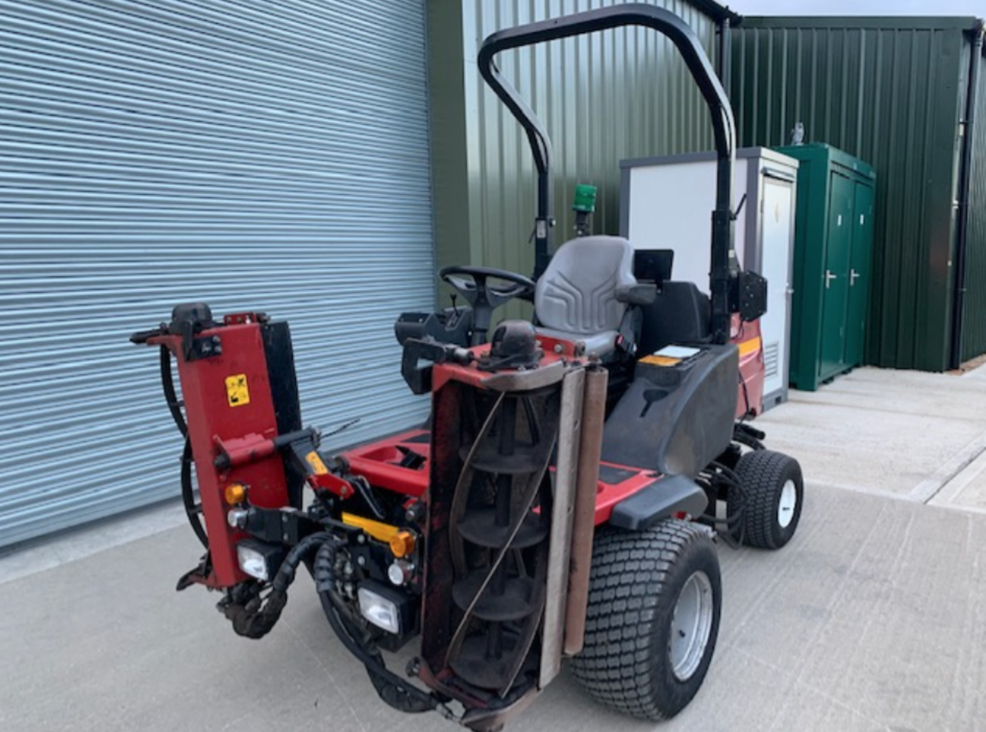 TORO LT3340 TRIPLE RIDE ON MOWER - Image 3 of 6