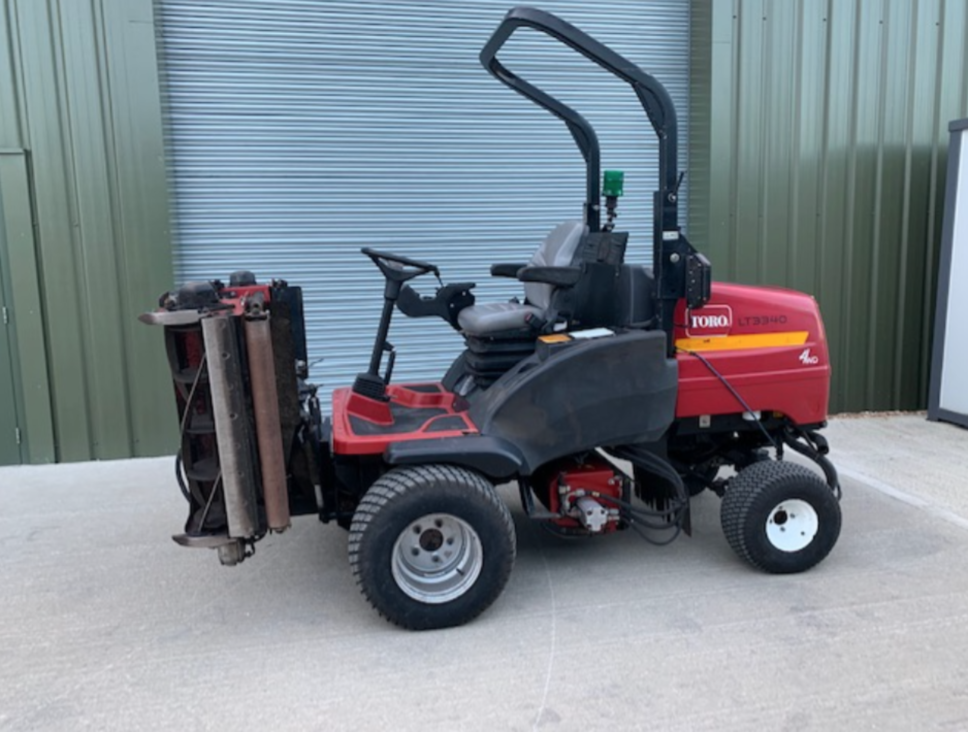 TORO LT3340 TRIPLE RIDE ON MOWER - Image 6 of 6