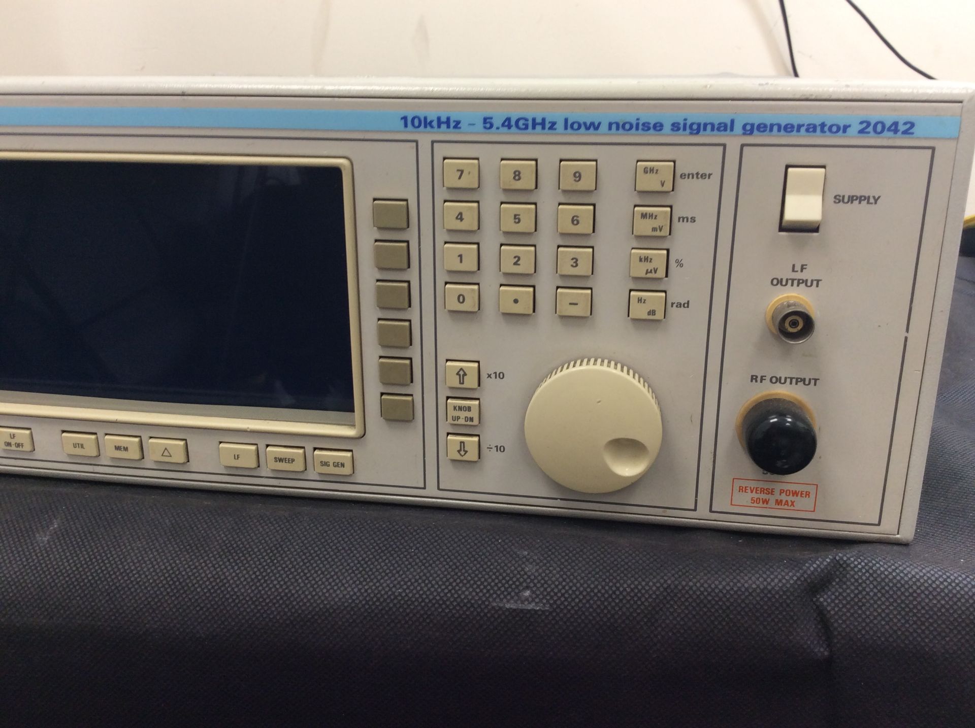 Marconi 2042 low noise signal generator - Image 2 of 3