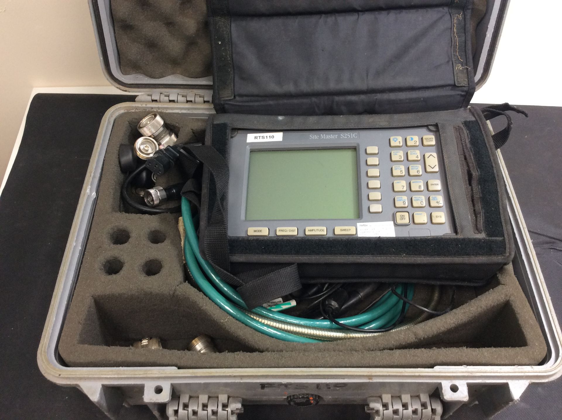 Anritsu sitemaster s251c in peli case with equipment