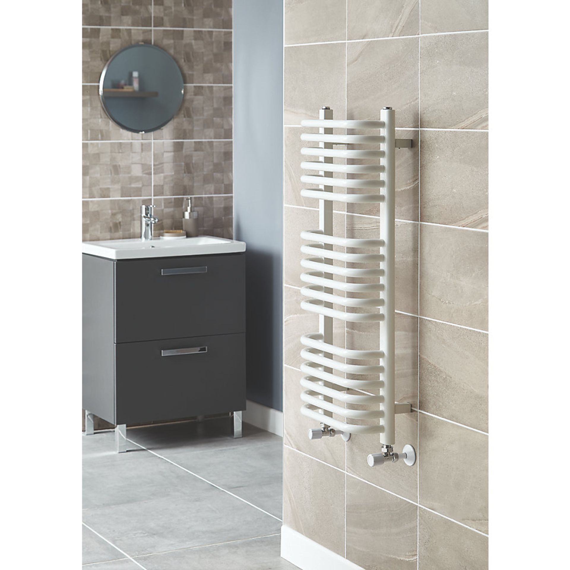 New (H32) Curved D-Bar Towel Radiator 900 x 500mm White 1797BTU. High Quality Powder-Coated St...