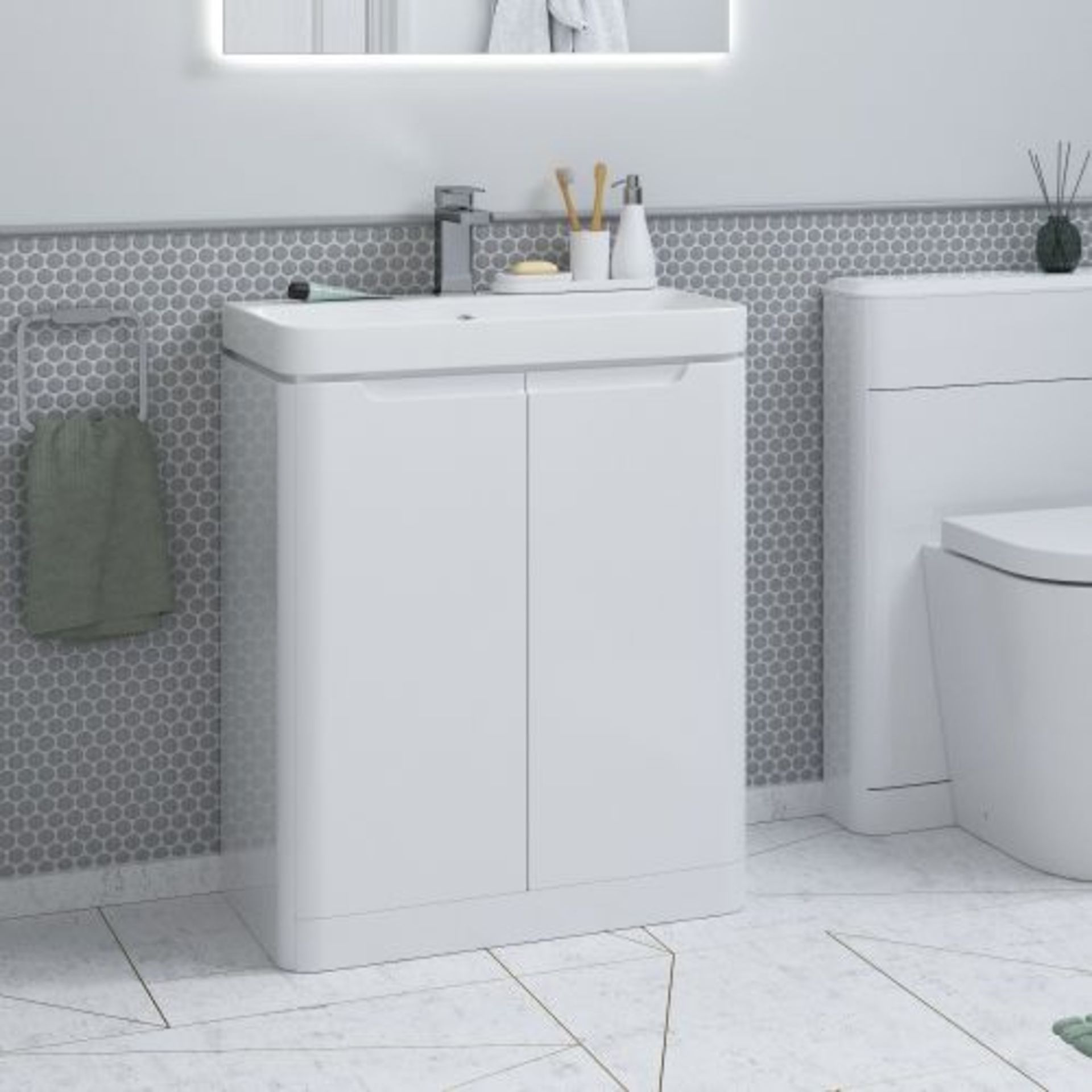 New (J32) Lambra 500mm Two Door Unit White. Rrp £275.00. Basin Not Included. Lambra 500 White...