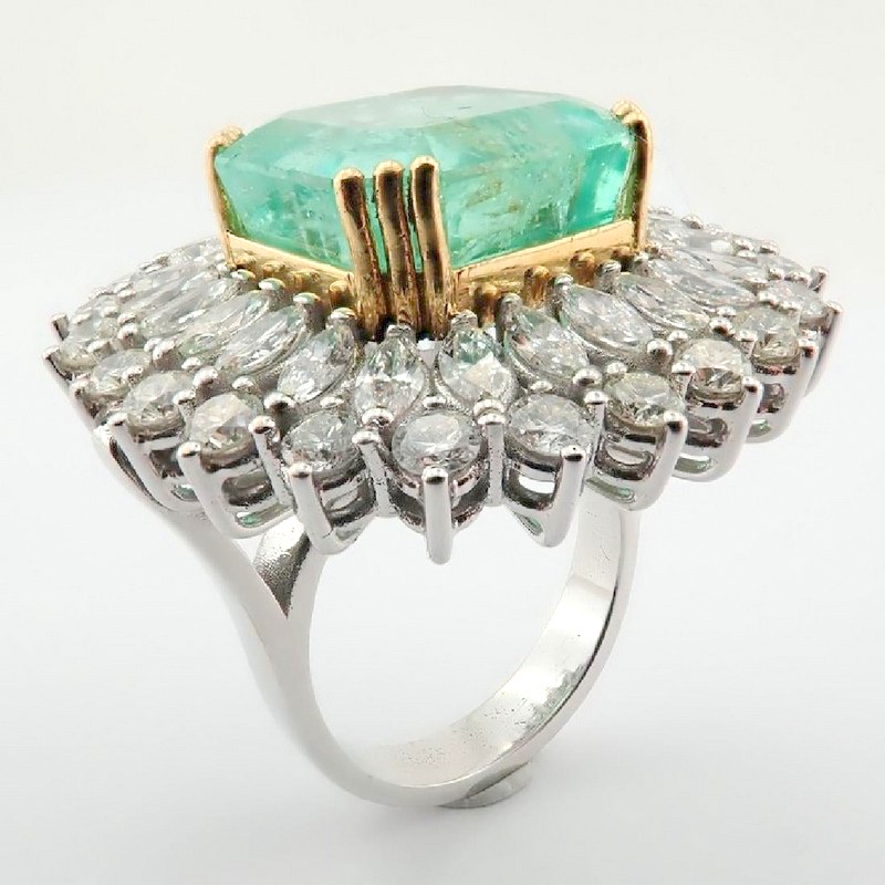 18K Large Emerald and Diamond Cluster Ring (16,58 Ct.)