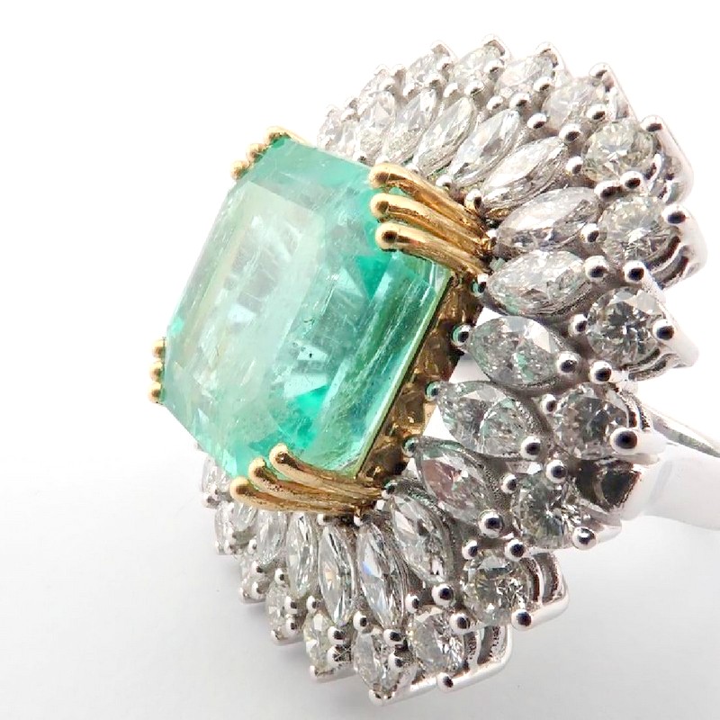 18K Large Emerald and Diamond Cluster Ring (16,58 Ct.) - Image 2 of 8