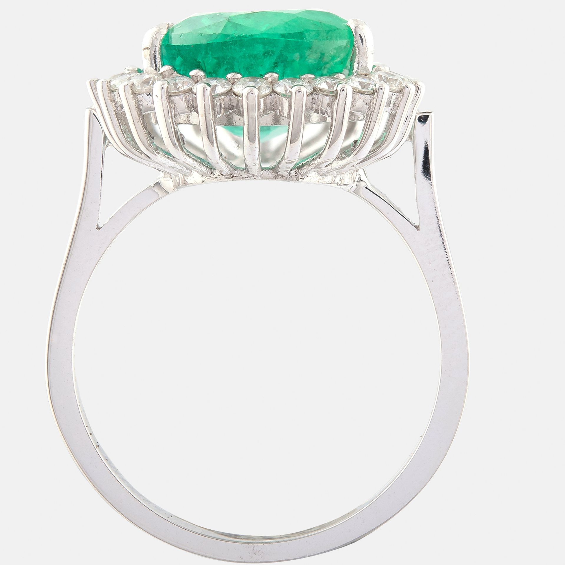 14K White Gold Cluster Ring - 4,75 Ct. Natural Emerald - 0,60 Ct. Diamond - Image 4 of 4
