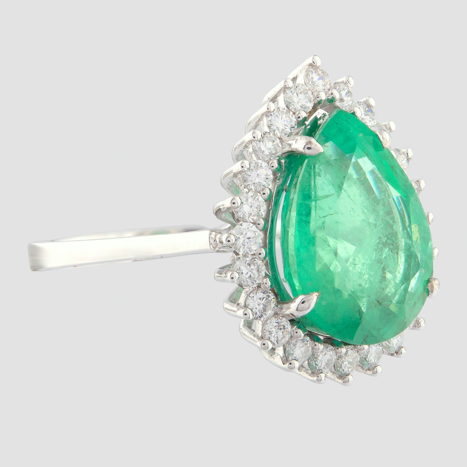14K White Gold Cluster Ring - 4,75 Ct. Natural Emerald - 0,60 Ct. Diamond - Image 3 of 4