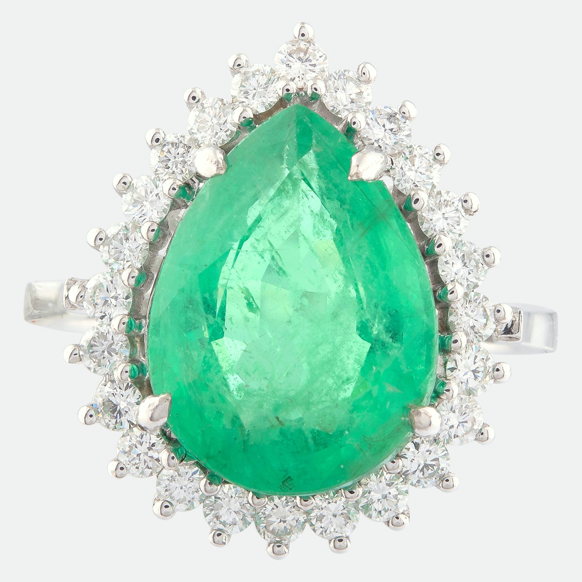 14K White Gold Cluster Ring - 4,75 Ct. Natural Emerald - 0,60 Ct. Diamond - Image 2 of 4