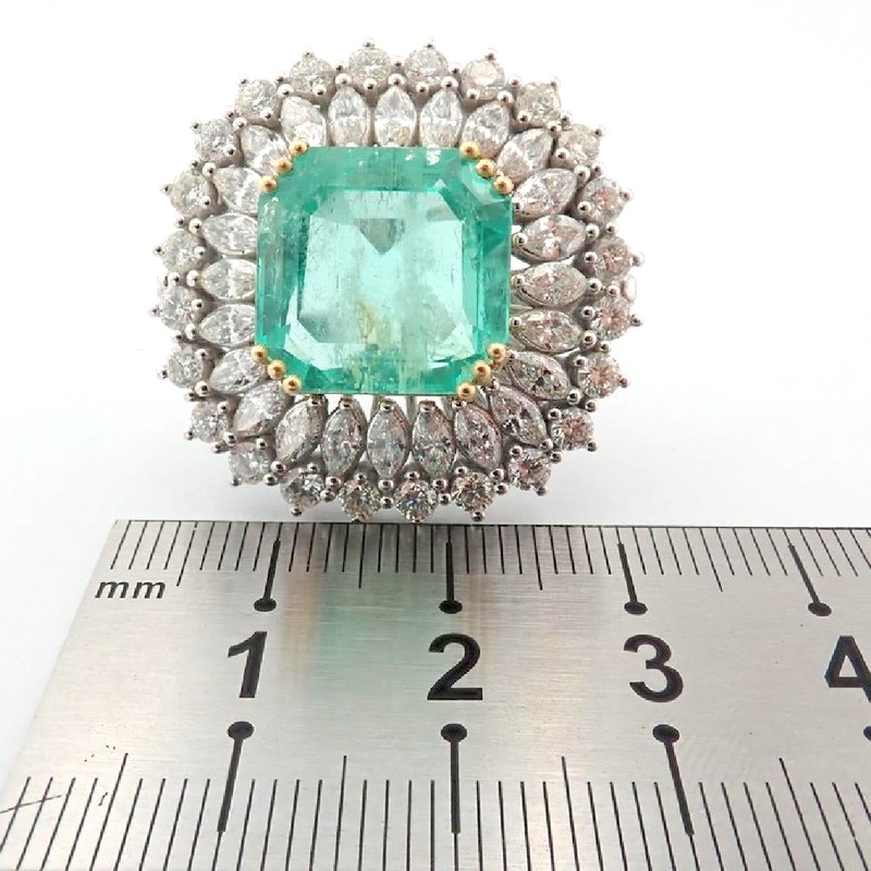 18K Large Emerald and Diamond Cluster Ring (16,58 Ct.) - Image 5 of 8