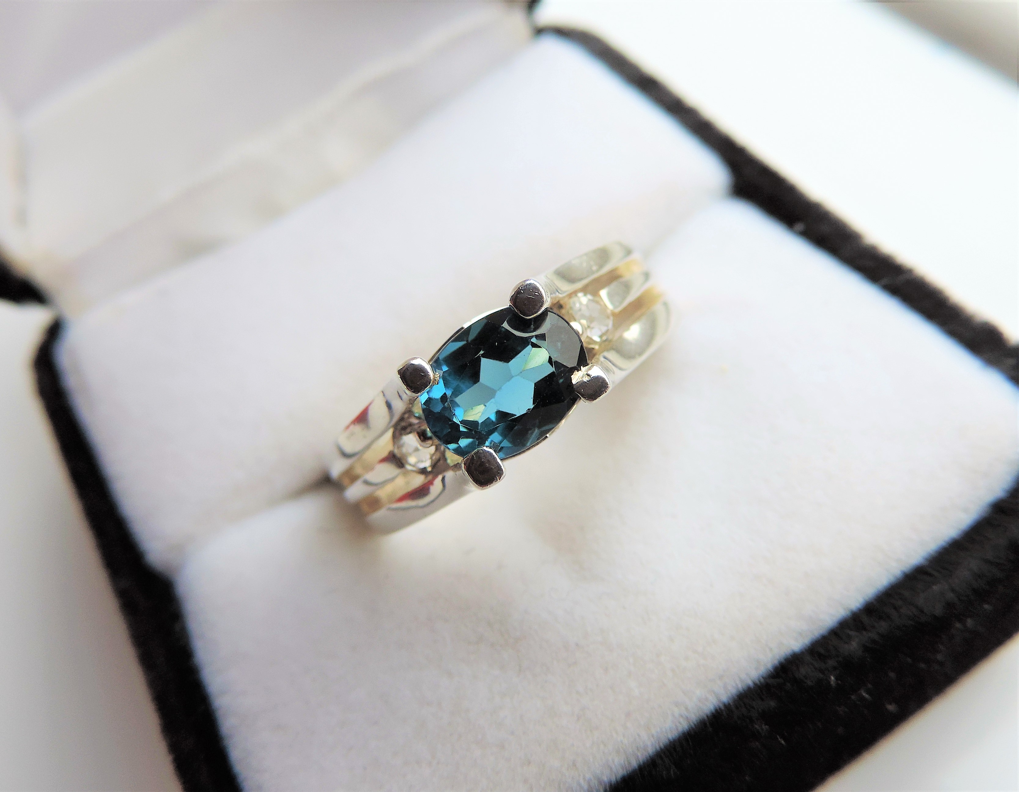 Sterling Silver 1.1 ct Deep Blue Topaz Ring - Image 2 of 4