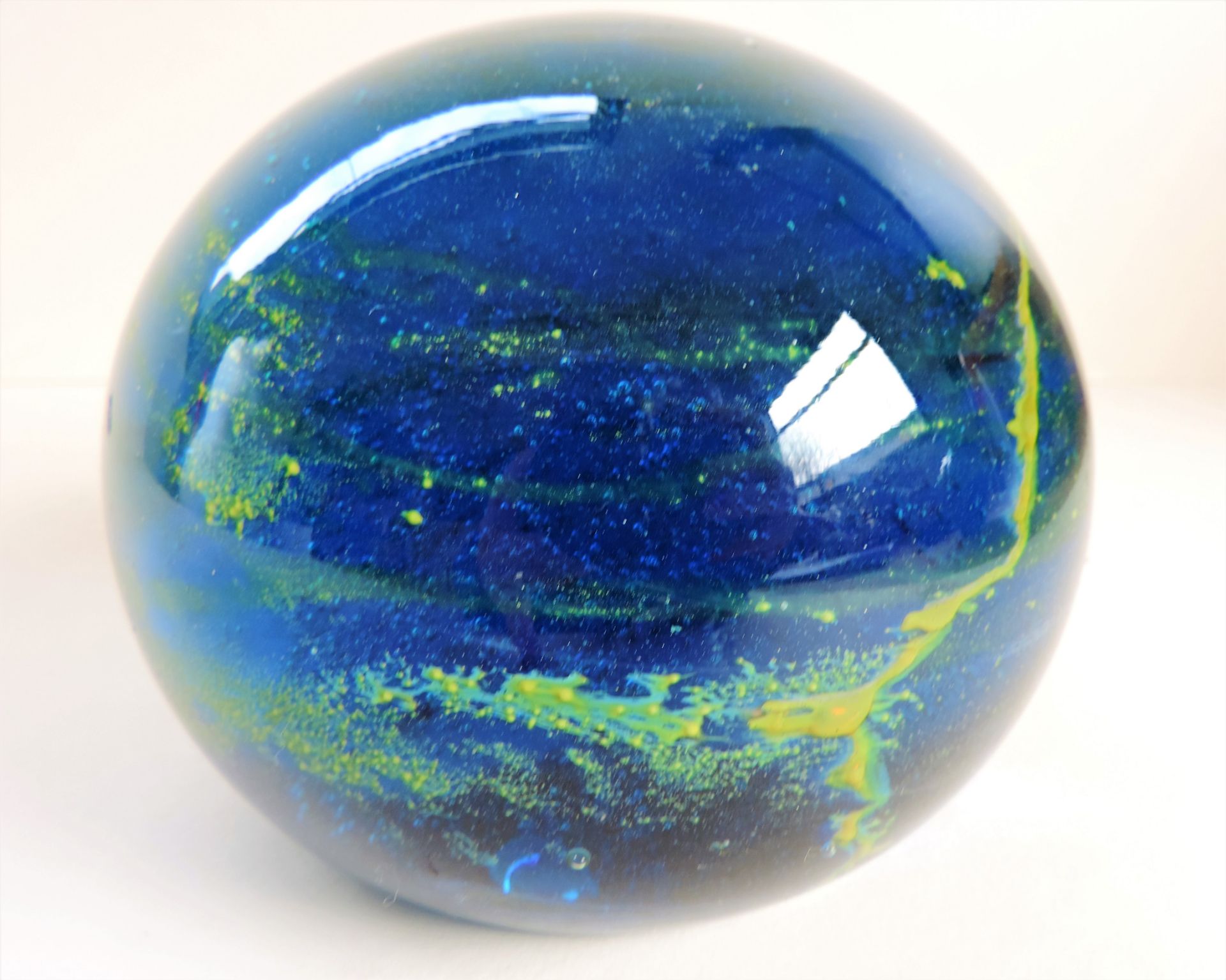 Large Mdina Signed Glass Globe Paperweight - Image 4 of 5