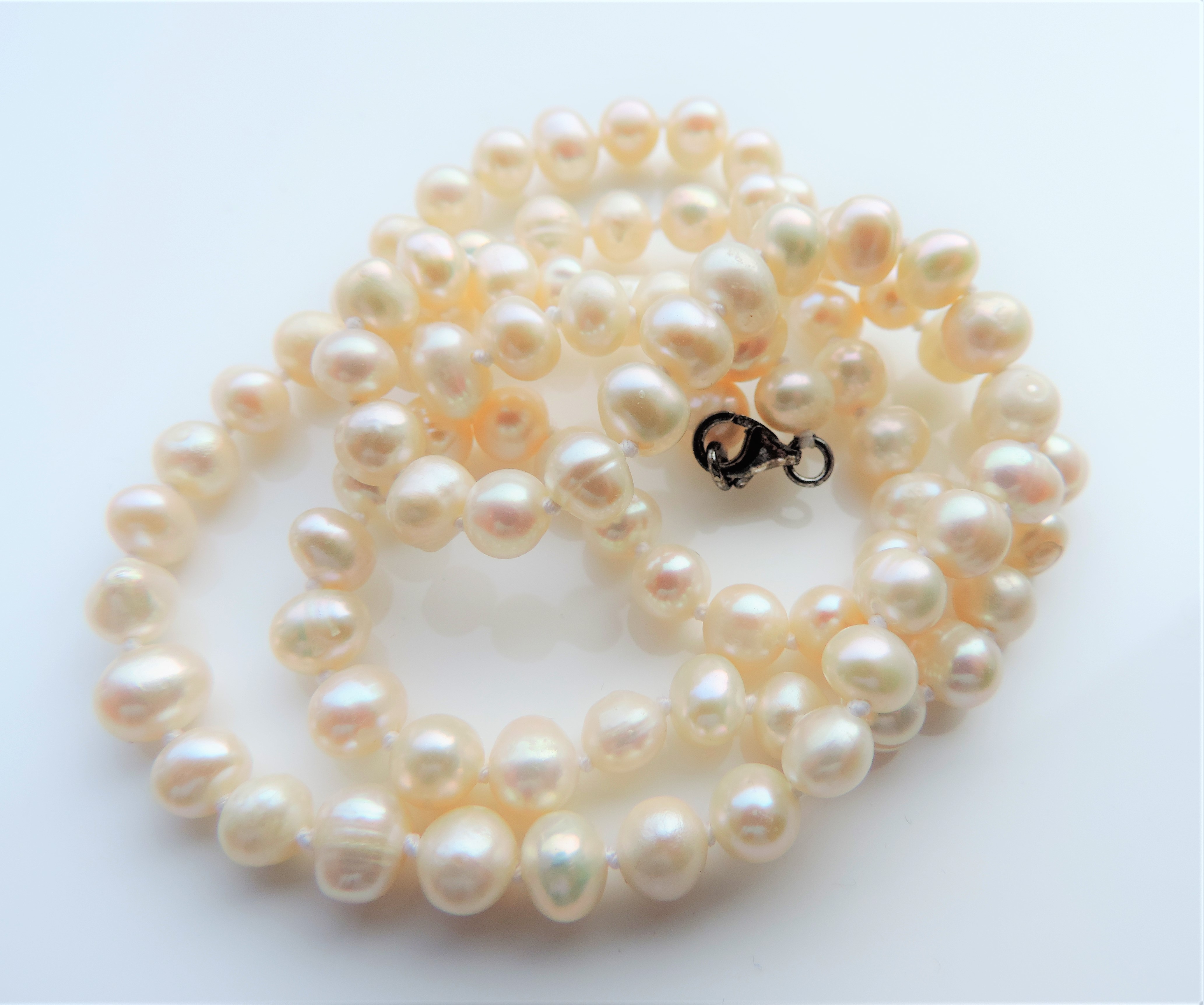 Cultured Pearl Necklace 23 inches long 90 x 6mm Pearls - Image 3 of 4