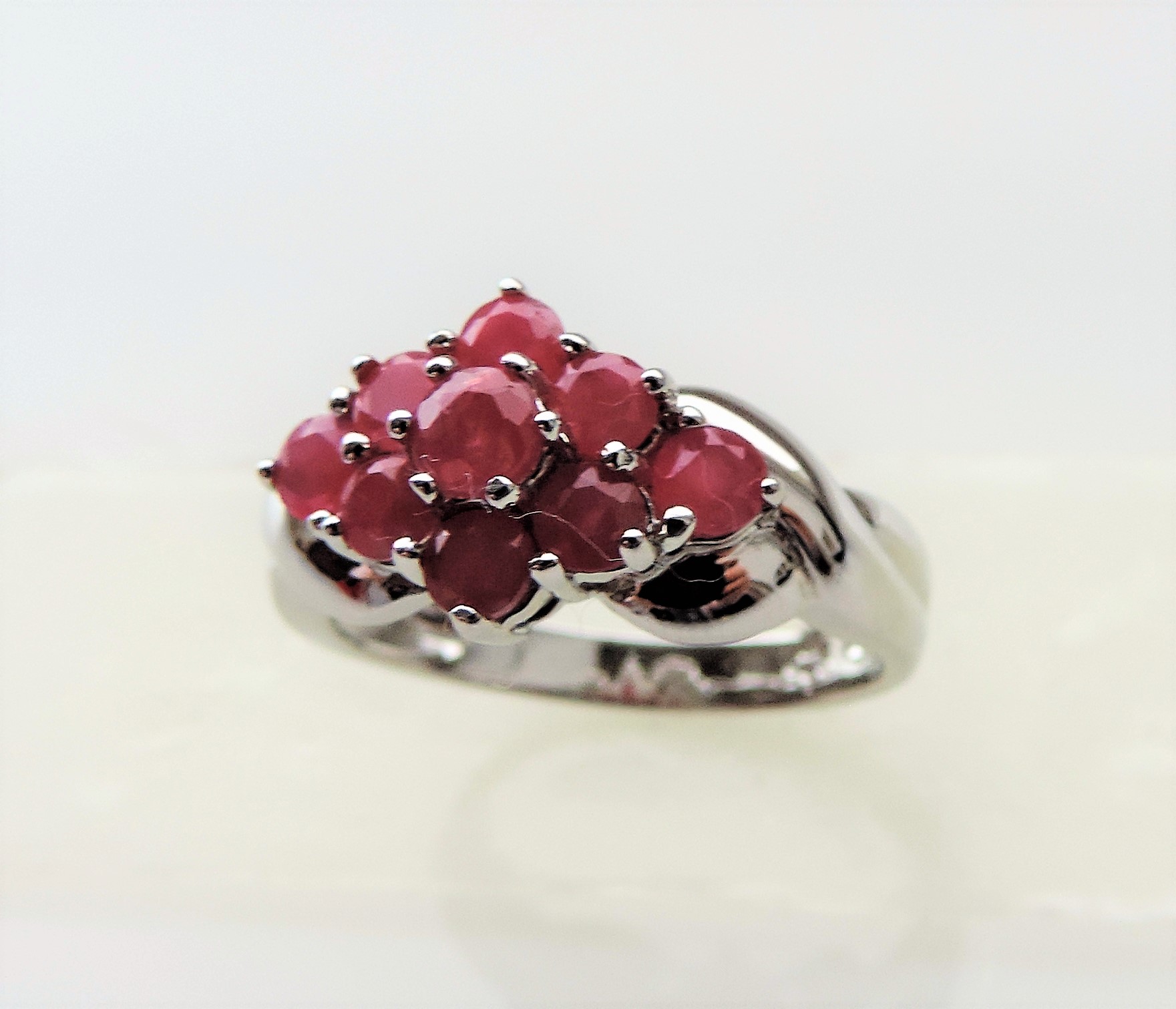 Sterling Silver 1.35 carat Ruby Cluster Ring - Image 4 of 6