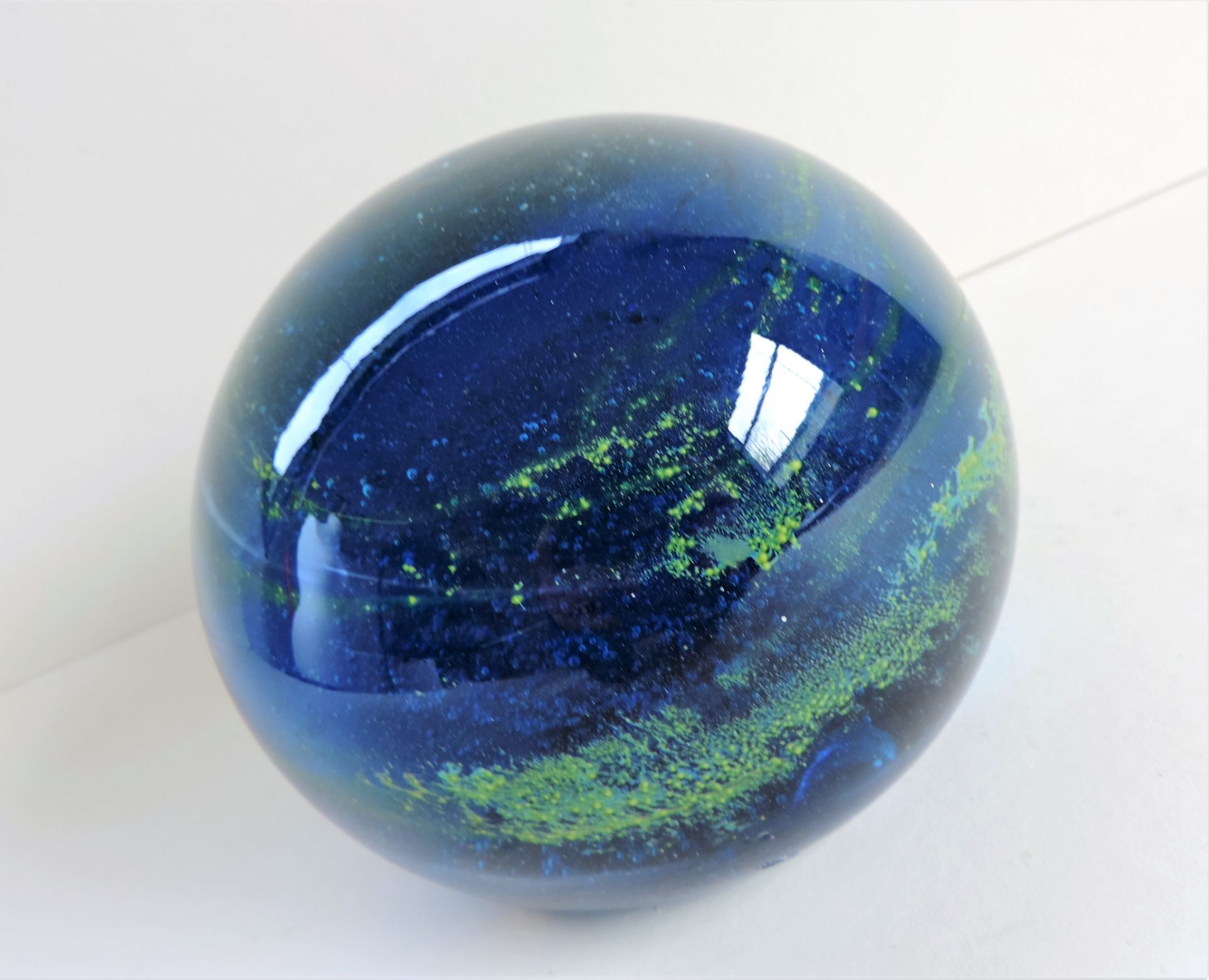 Large Mdina Signed Glass Globe Paperweight - Image 2 of 5