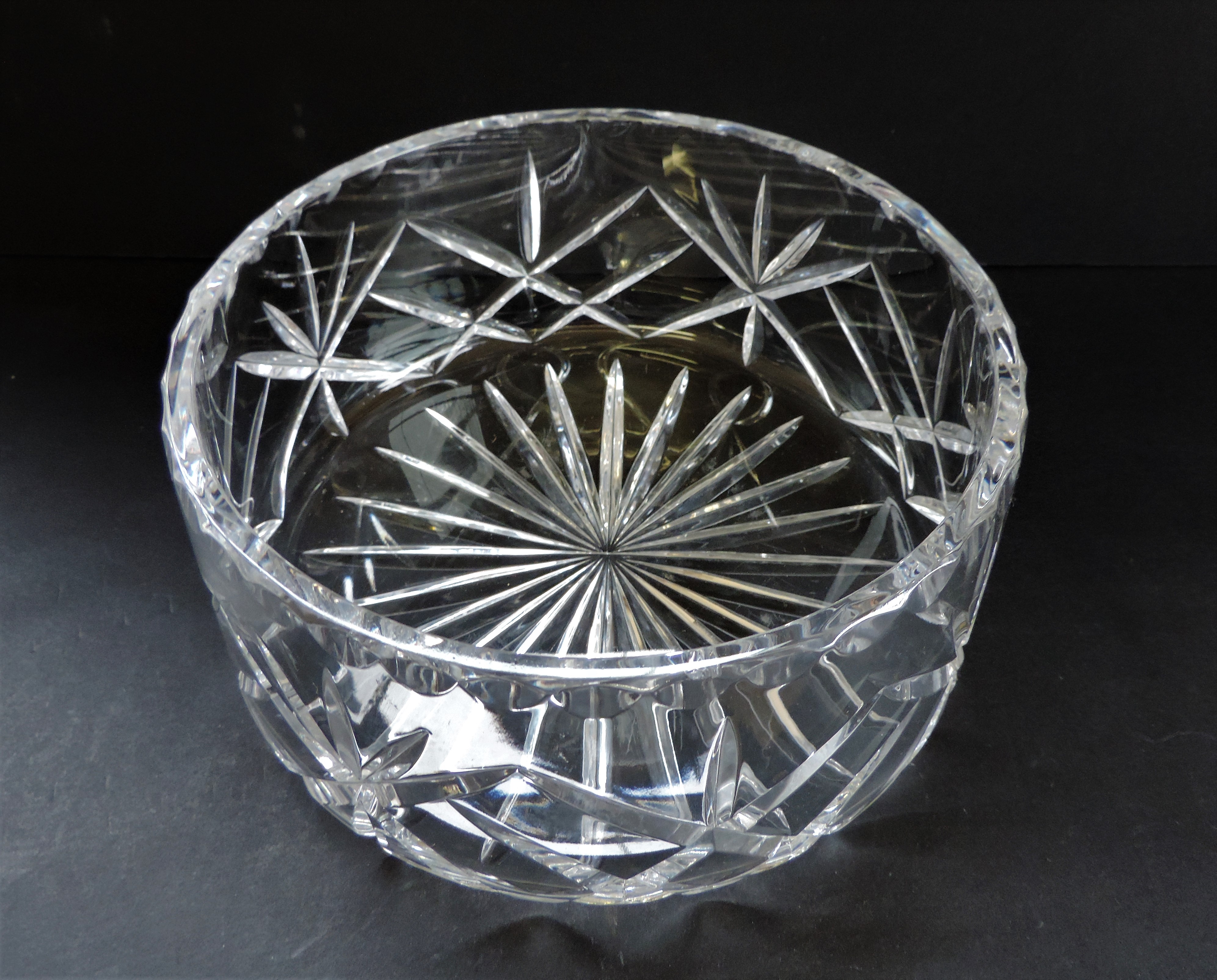 Vintage Crystal Bowl 20cm wide 10cm tall - Image 2 of 3