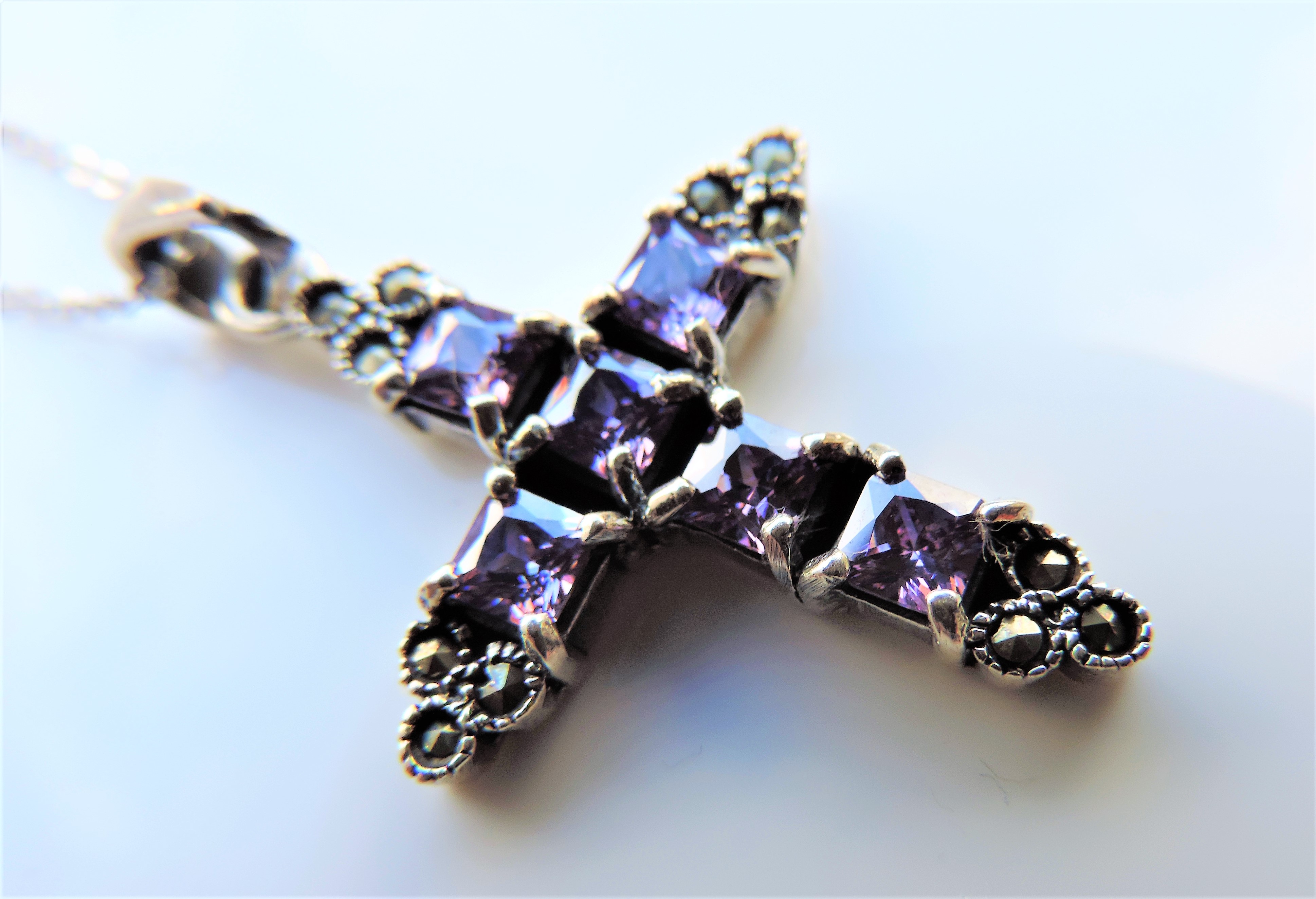 Sterling Silver 1.38 carat Amethyst & Marcasite Pendant Necklace - Image 3 of 4
