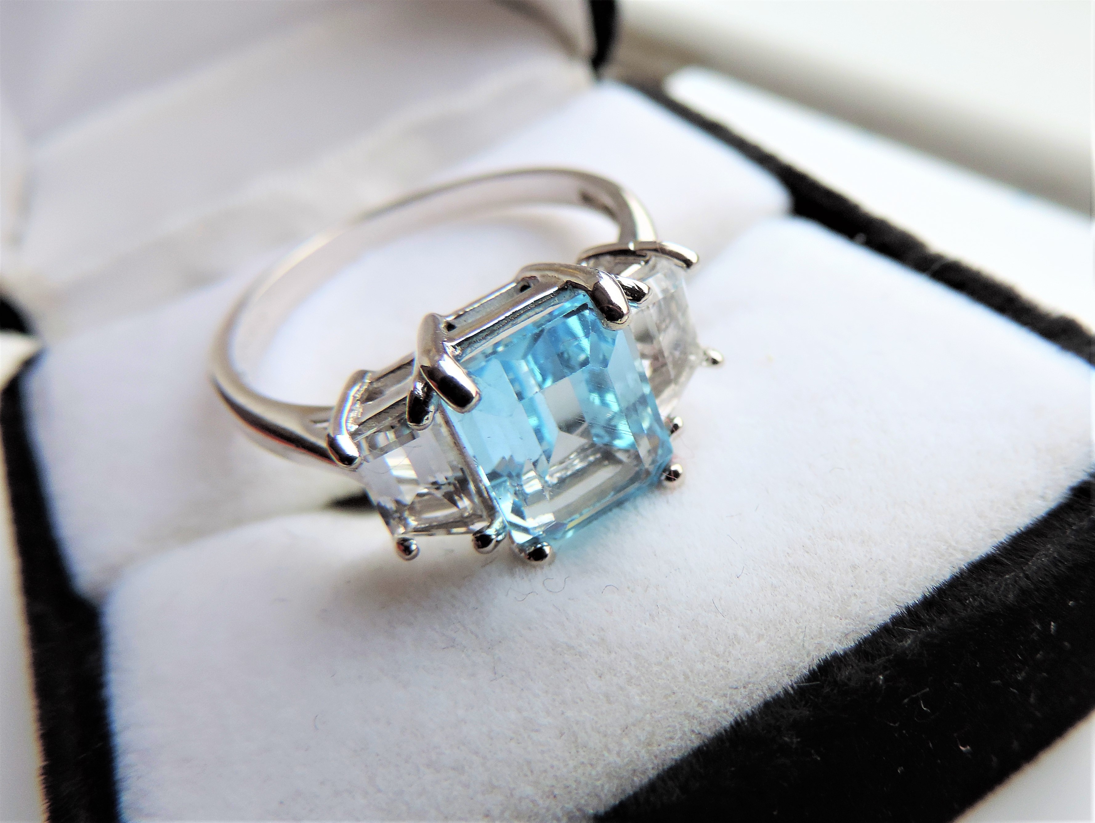 Sterling Silver 4 carat Emerald Cut Blue Topaz Ring - Image 2 of 3