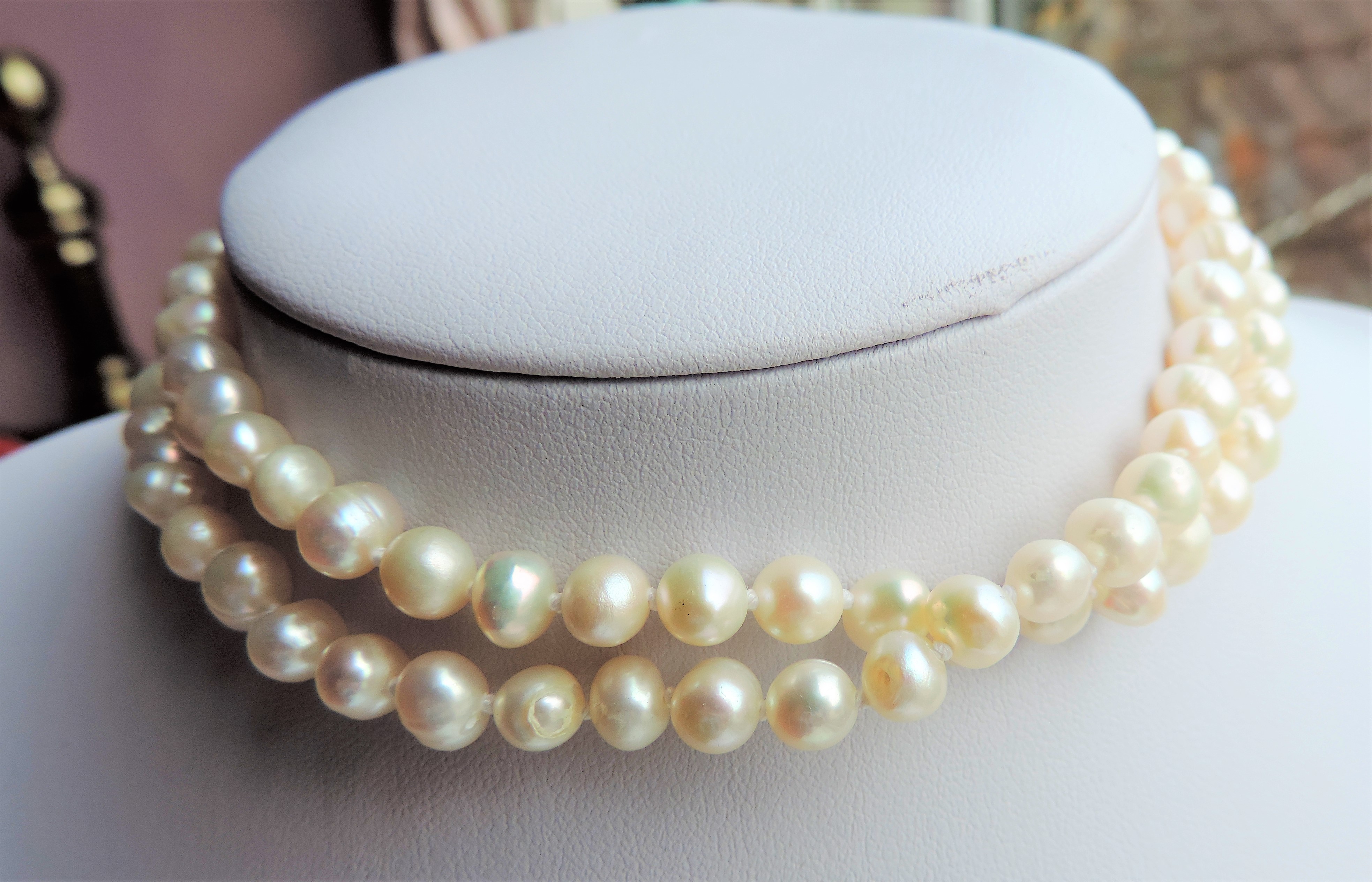 Cultured Pearl Necklace 23 inches long 90 x 6mm Pearls - Image 2 of 4
