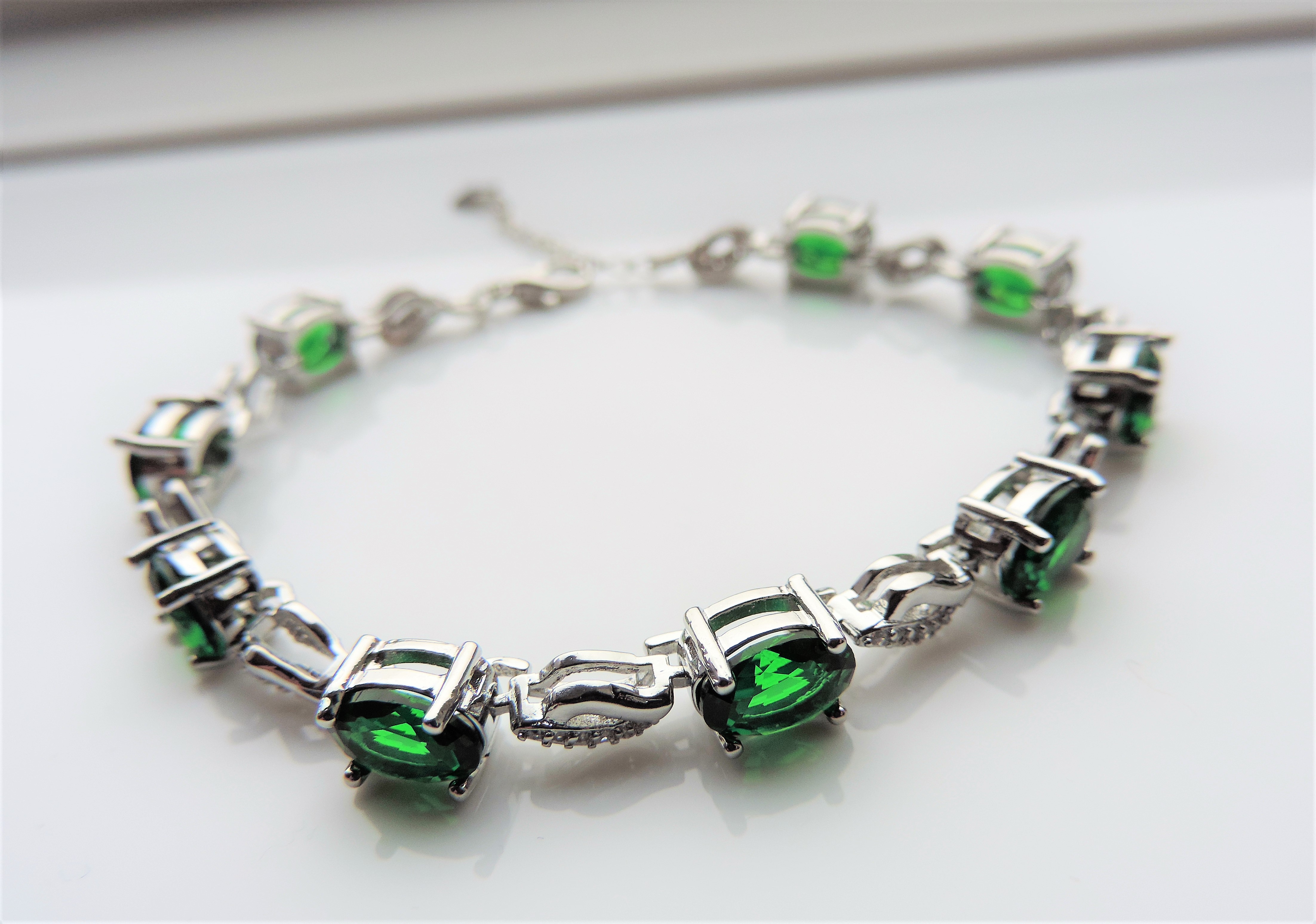 Sterling Silver 9 carat Green Diopside Tennis Bracelet - Image 3 of 4