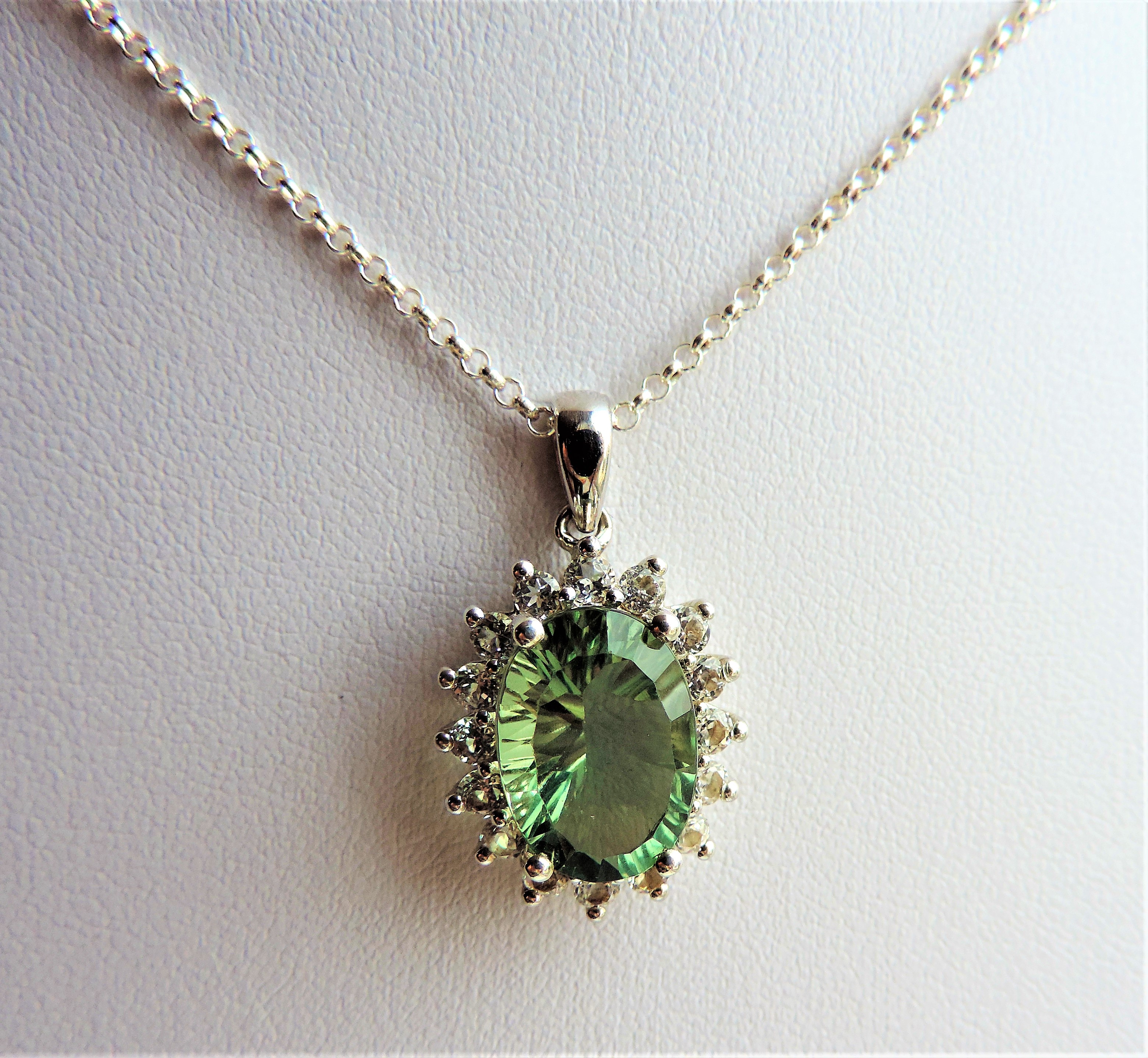 Sterling Silver 7.8 carat Green Tourmaline & Topaz Pendant Necklace - Image 3 of 4