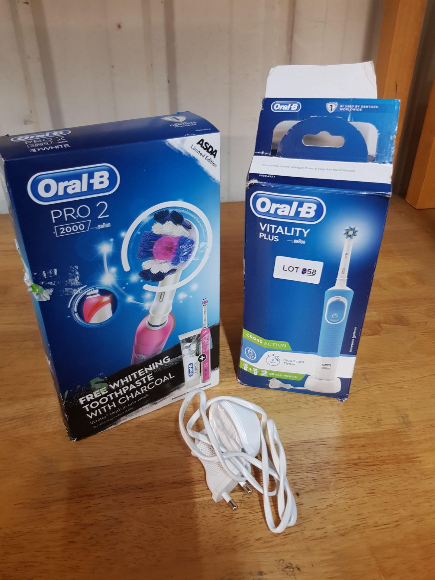 (R15I) Bathroom. 3 Items. 1 X Braun Oral B Pro 2 2000 & 1 X Braun Oral B Vitality Plus Electric Too