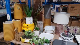 (R3G) Household./ Mixed Lot To Include Vases, Deco, Artificial Plants, Photo Frames, Pink Ribbed La