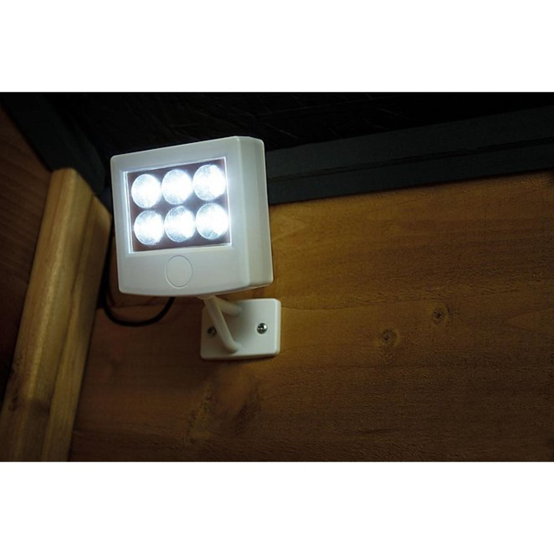 (R15D) Solar Lighting. 9 Items. 5 X White LED Solar Fence Lights 4 Pack, 2 X Solar Curtain String L - Image 4 of 5