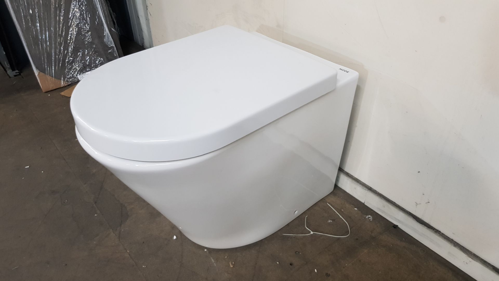 Mode Trim Back To Wall Toilet Pan With Seat - Image 4 of 6