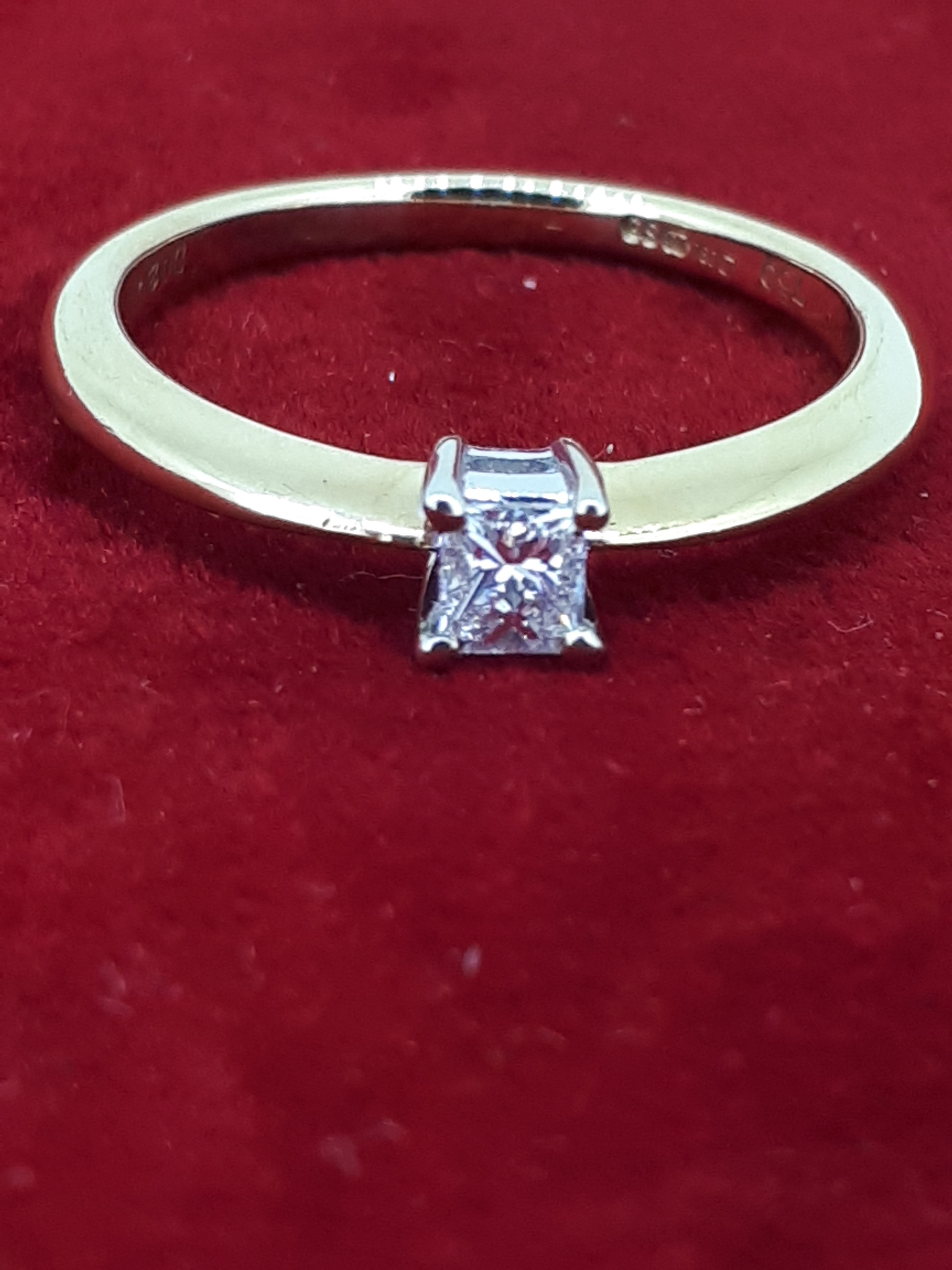 18ct (750) Yellow Gold 0.20ct Princess Cut Four Claw Solitaire Ring - Image 6 of 6