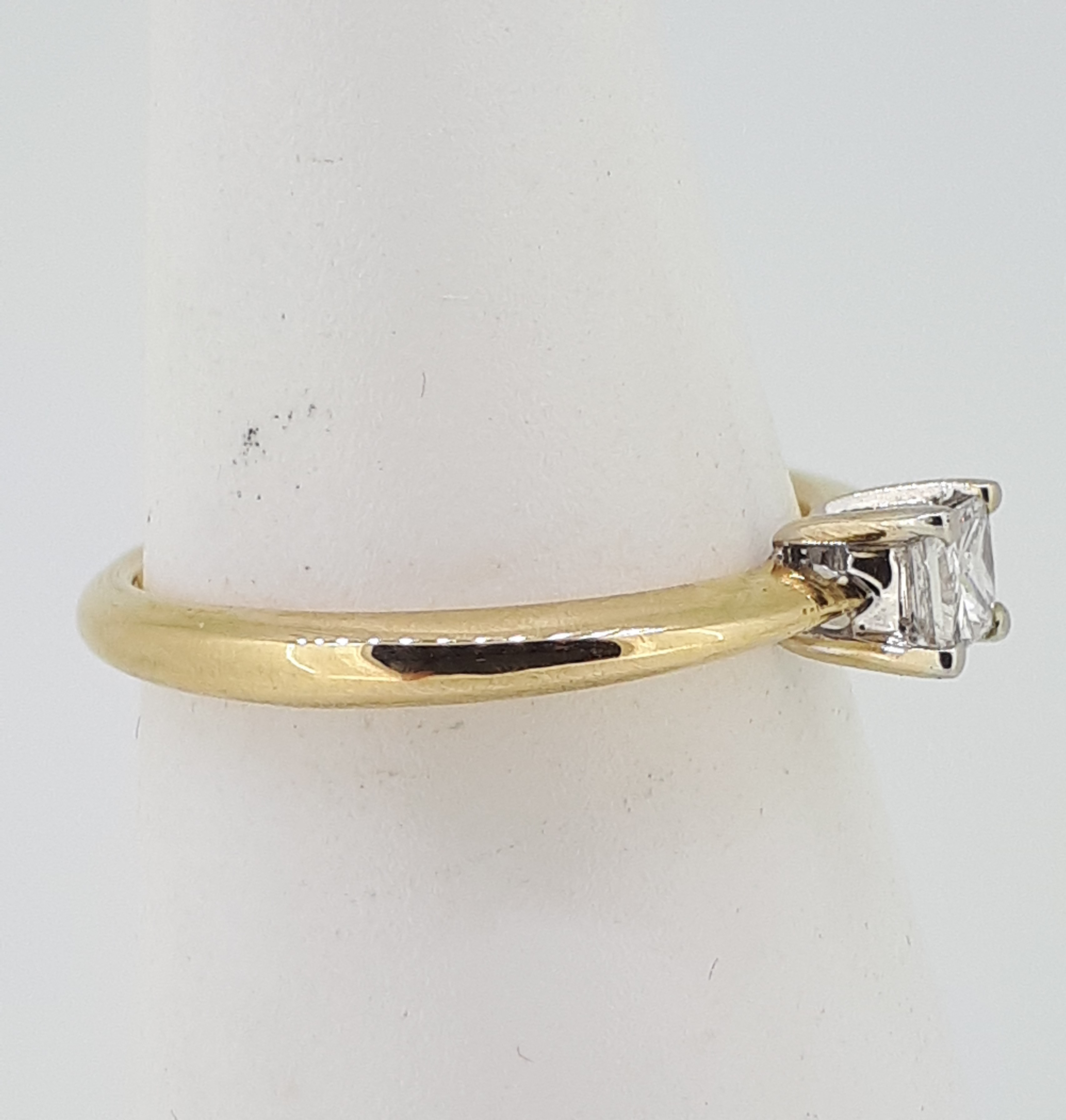 18ct (750) Yellow Gold 0.20ct Princess Cut Four Claw Solitaire Ring - Image 4 of 6