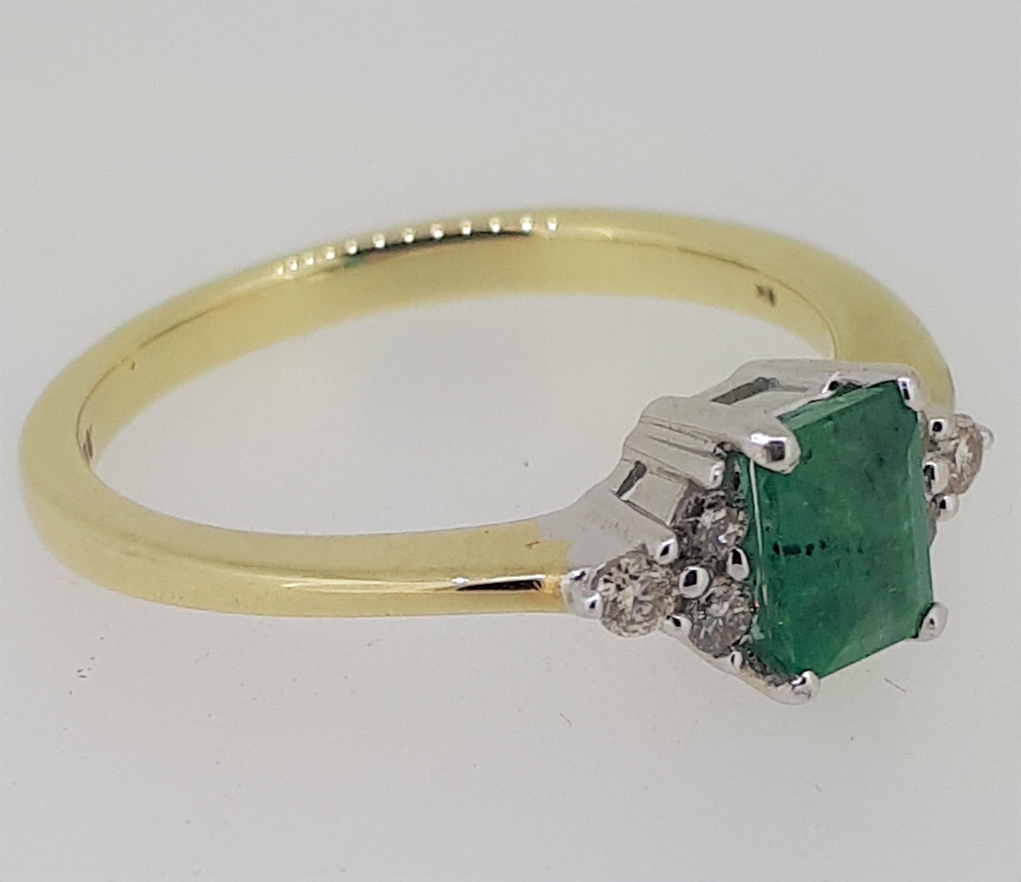 9ct (375) Yellow Gold Emerald Cut Emerald & Diamond Ring - Image 2 of 9