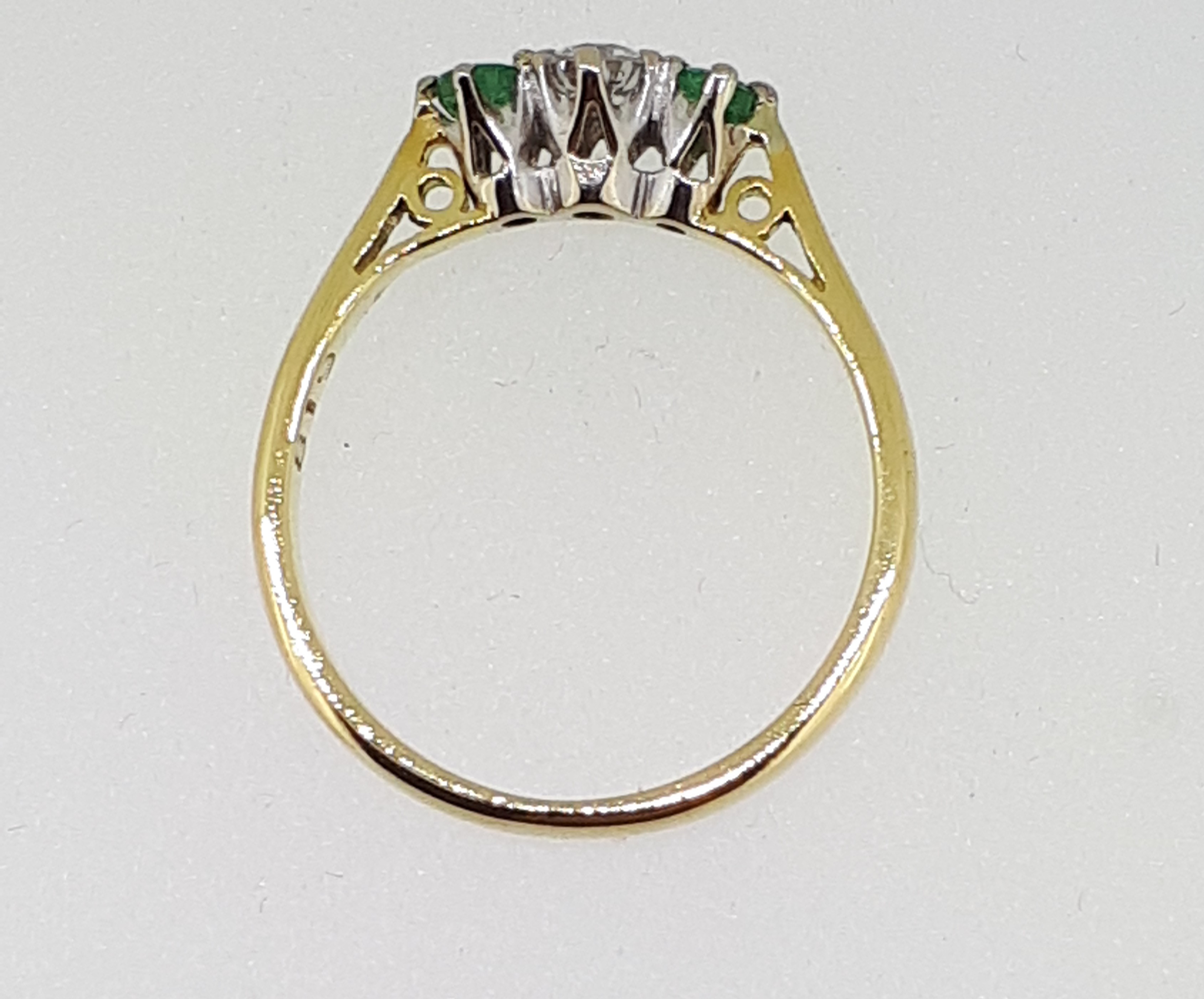 18ct (750) Yellow Gold Emerald & Diamond Trilogy Ring - Image 7 of 9