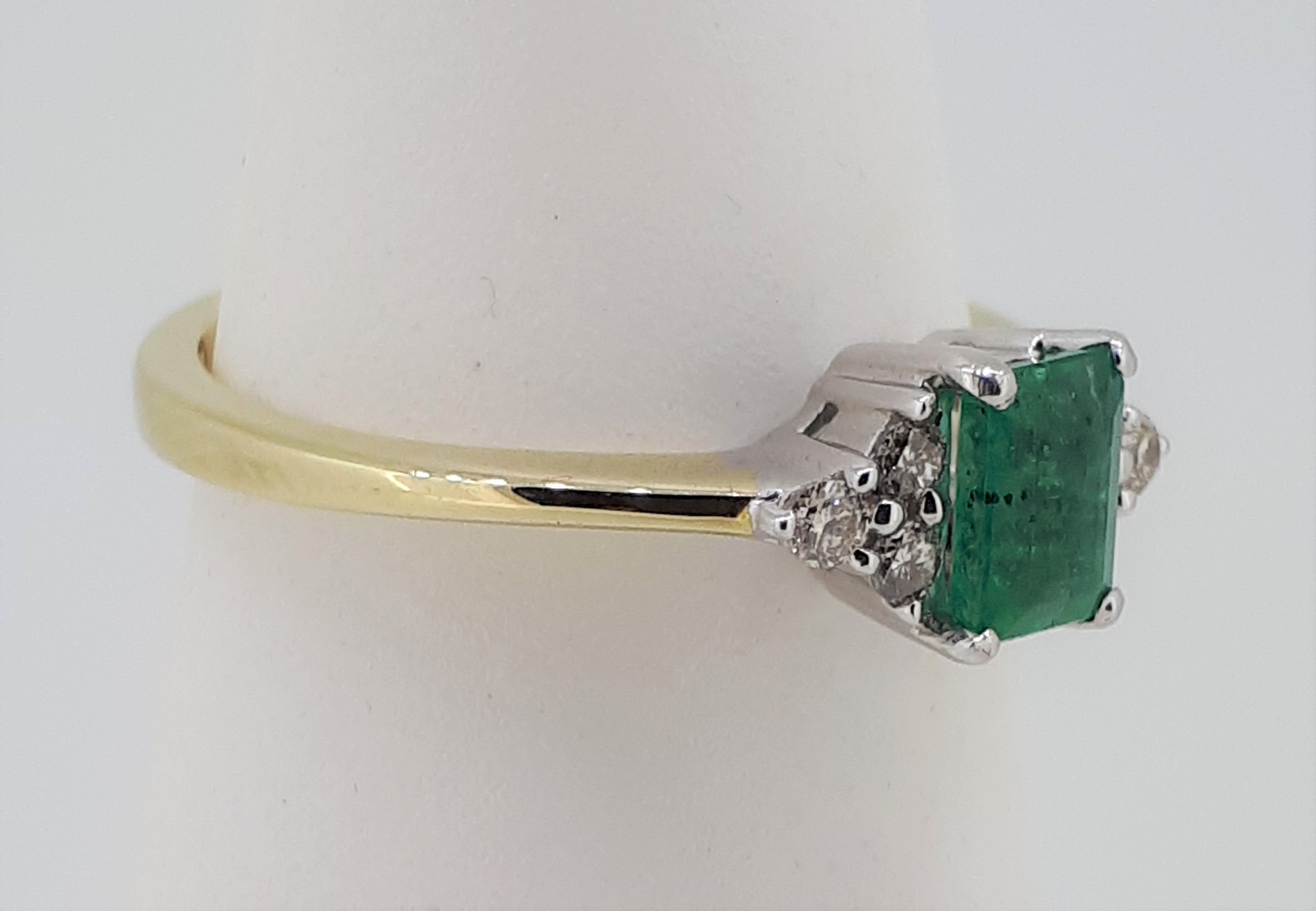 9ct (375) Yellow Gold Emerald Cut Emerald & Diamond Ring - Image 7 of 9