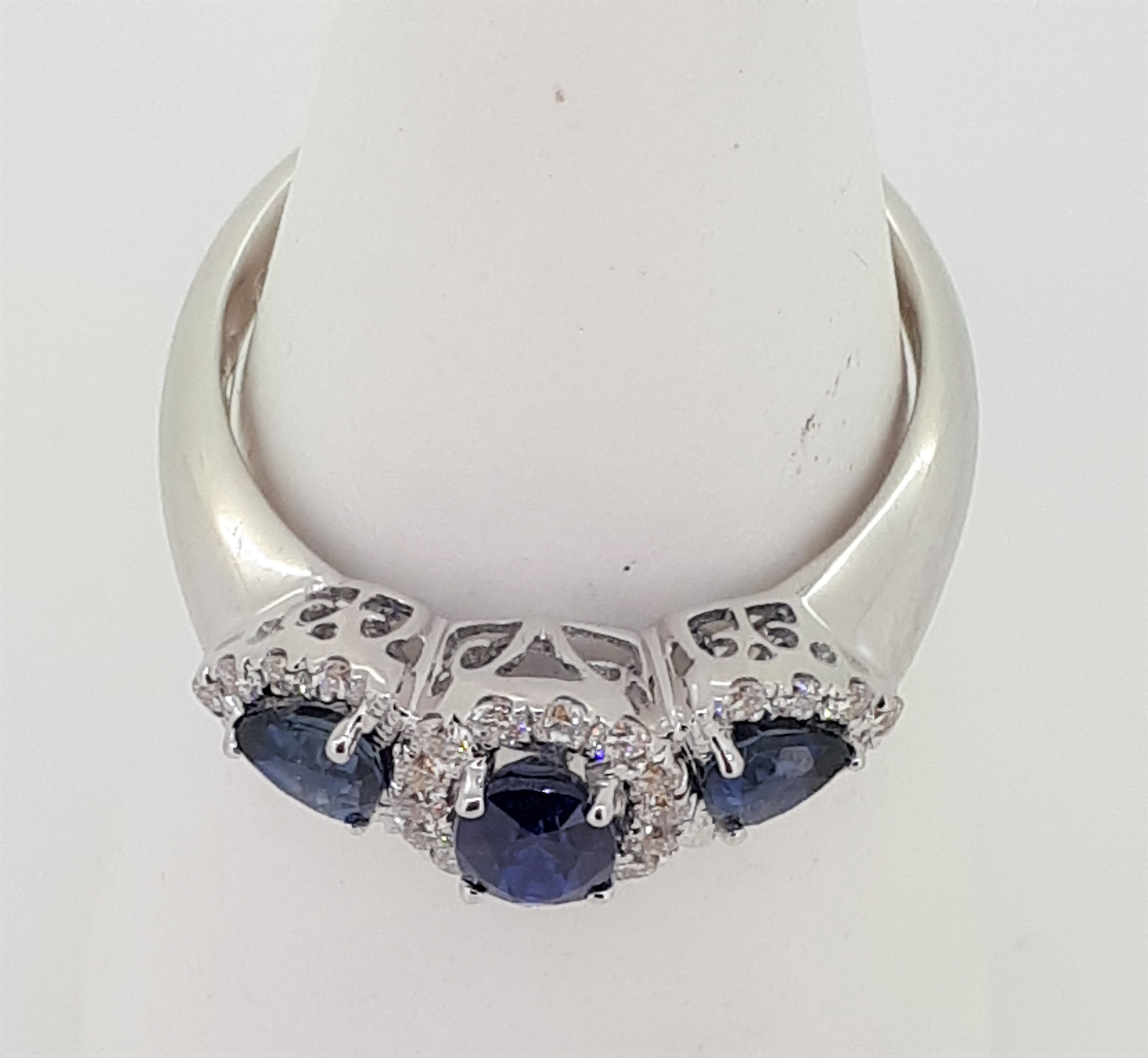 18ct (750) White Gold 1.26ct Oval Sapphire & 0.38ct Diamond Cluster Ring - Image 6 of 6