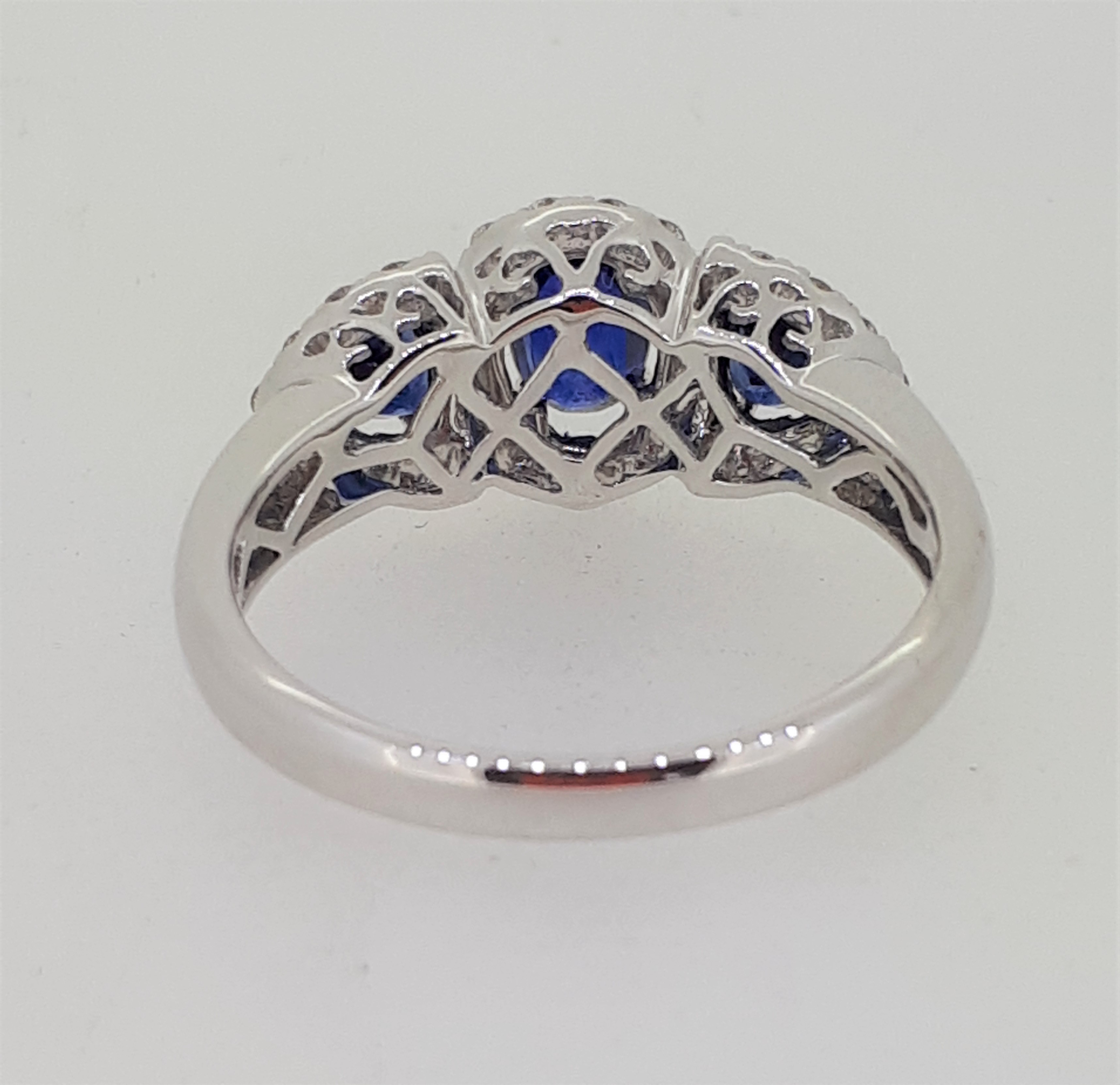 18ct (750) White Gold 1.26ct Oval Sapphire & 0.38ct Diamond Cluster Ring - Image 4 of 6