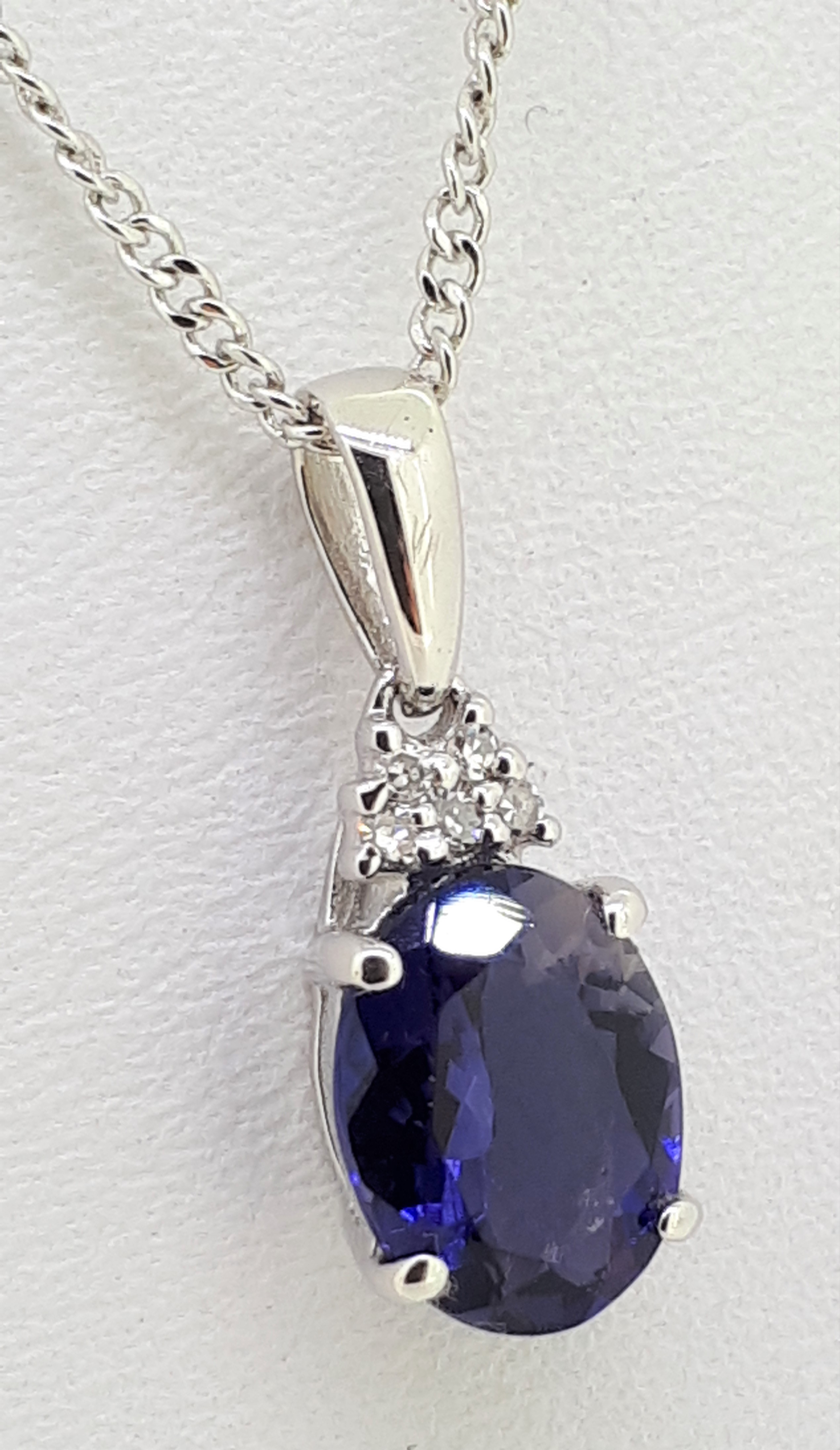9ct (375) White Gold Diamond & Iolite Pendant on a Twisted Curb Chain - Image 4 of 5