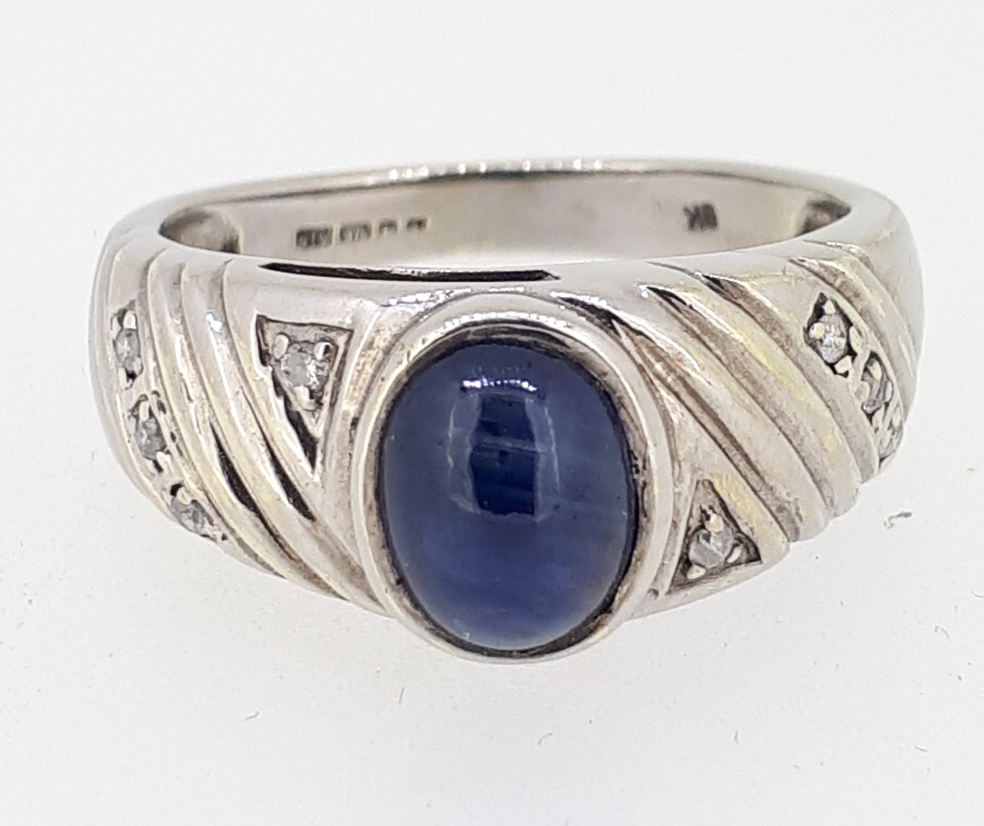 9ct (375) White Gold Oval Sapphire and Diamond Ring - Image 2 of 7