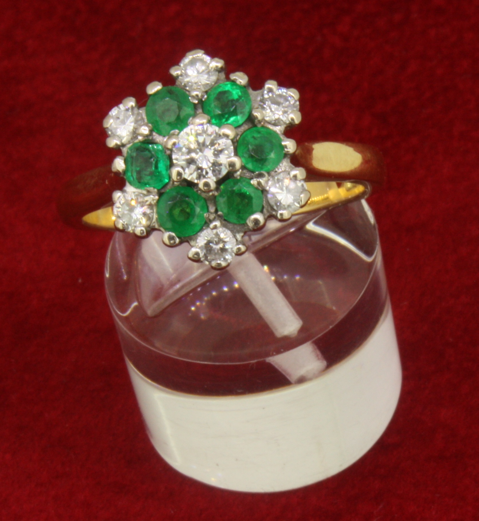 18ct 750 Yellow Gold Emerald and 0.52ct Diamond Cluster Ring - Image 3 of 5