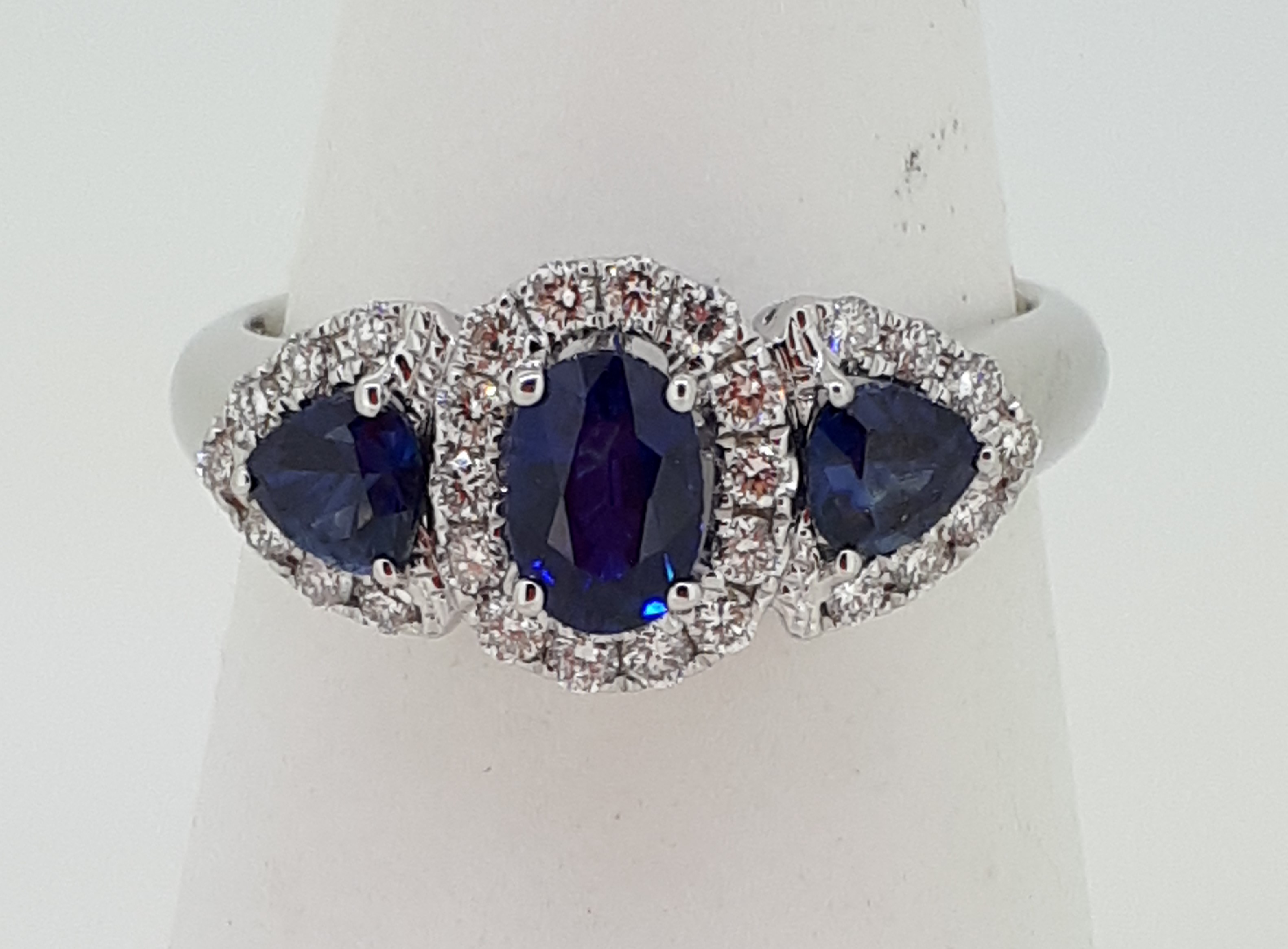 18ct (750) White Gold 1.26ct Oval Sapphire & 0.38ct Diamond Cluster Ring - Image 5 of 6