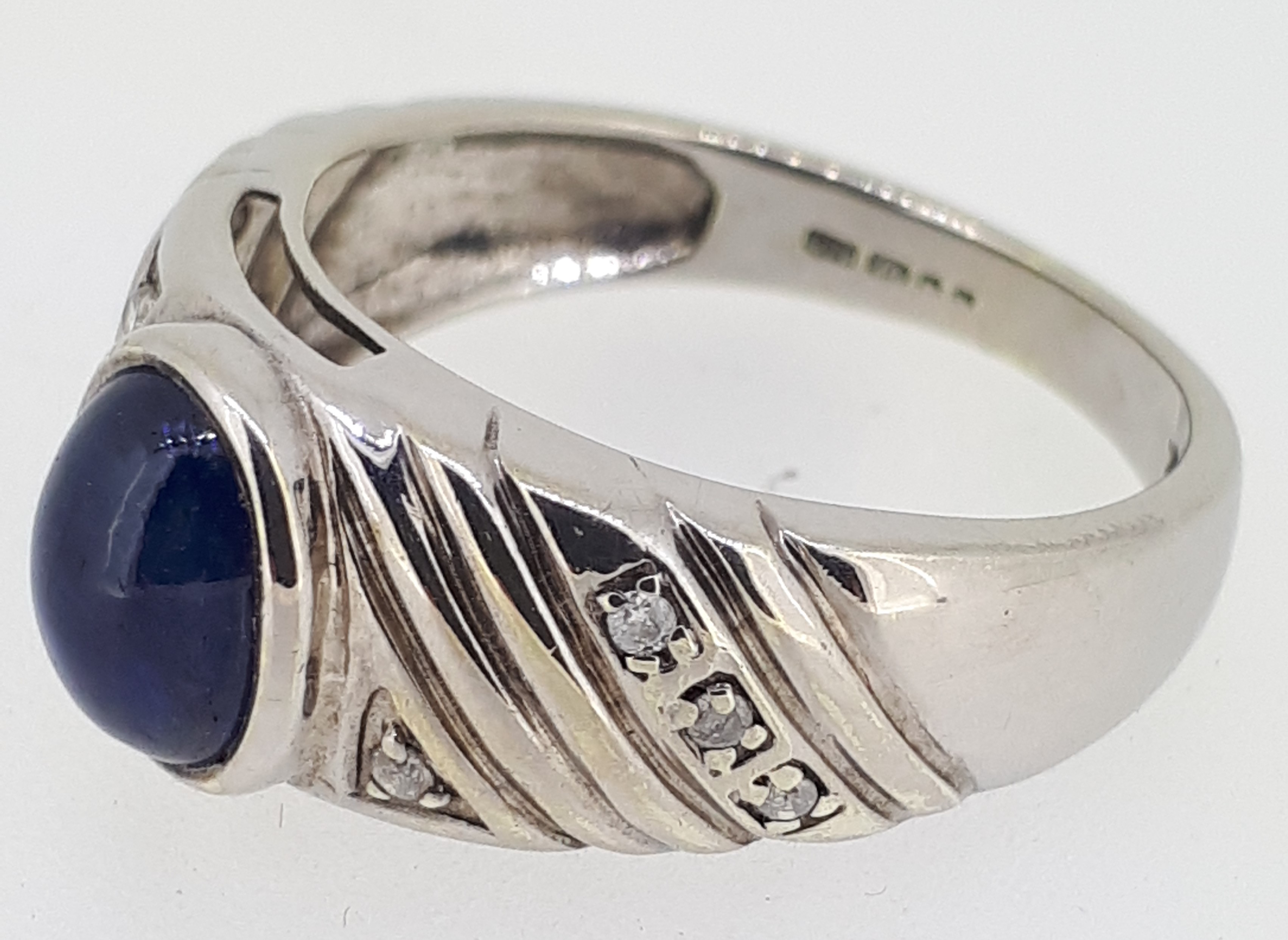 9ct (375) White Gold Oval Sapphire and Diamond Ring - Image 3 of 7