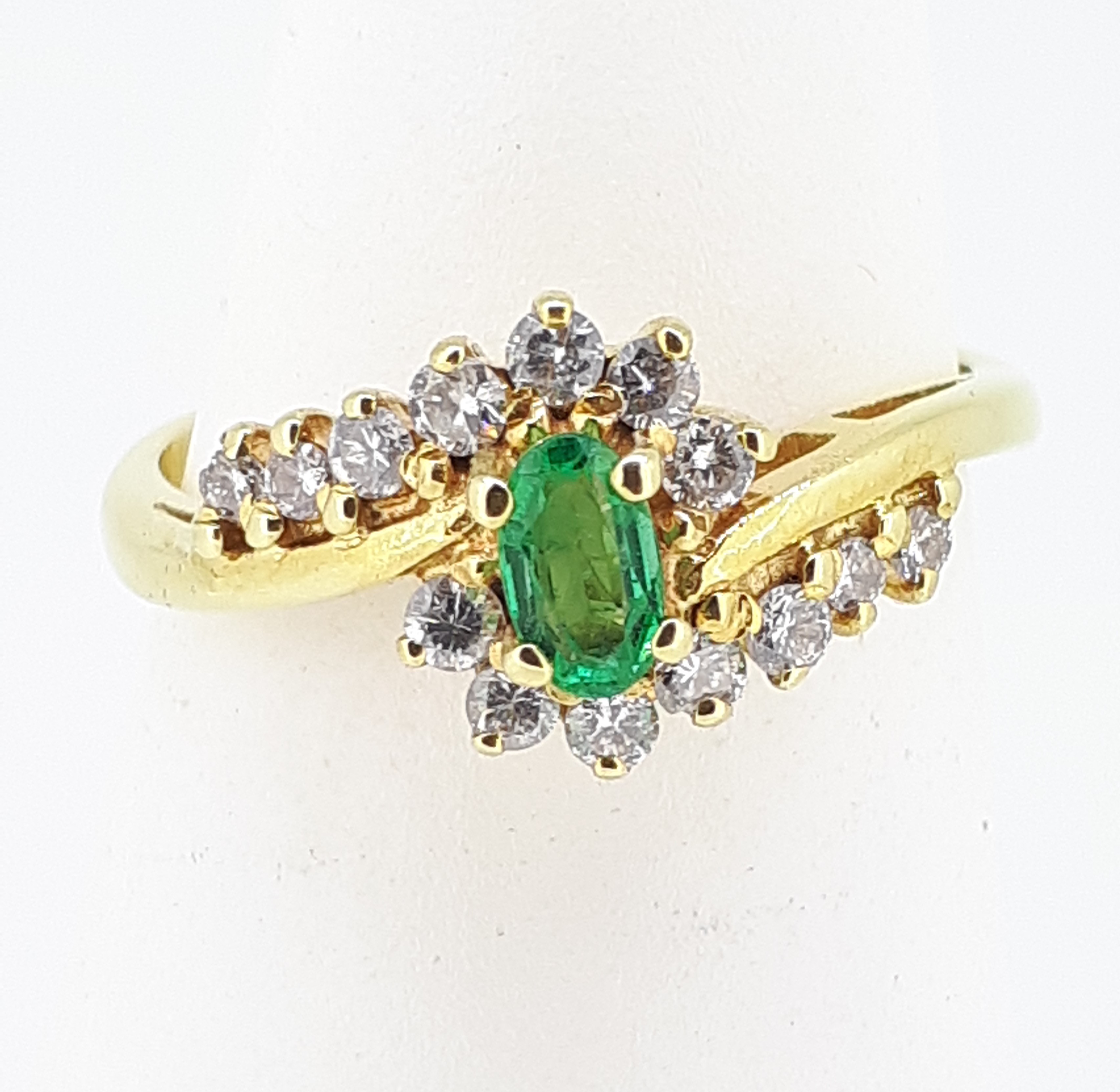 18ct (750) yellow Gold Oval Emerald & Diamond Crossover Cluster Ring - Image 7 of 7