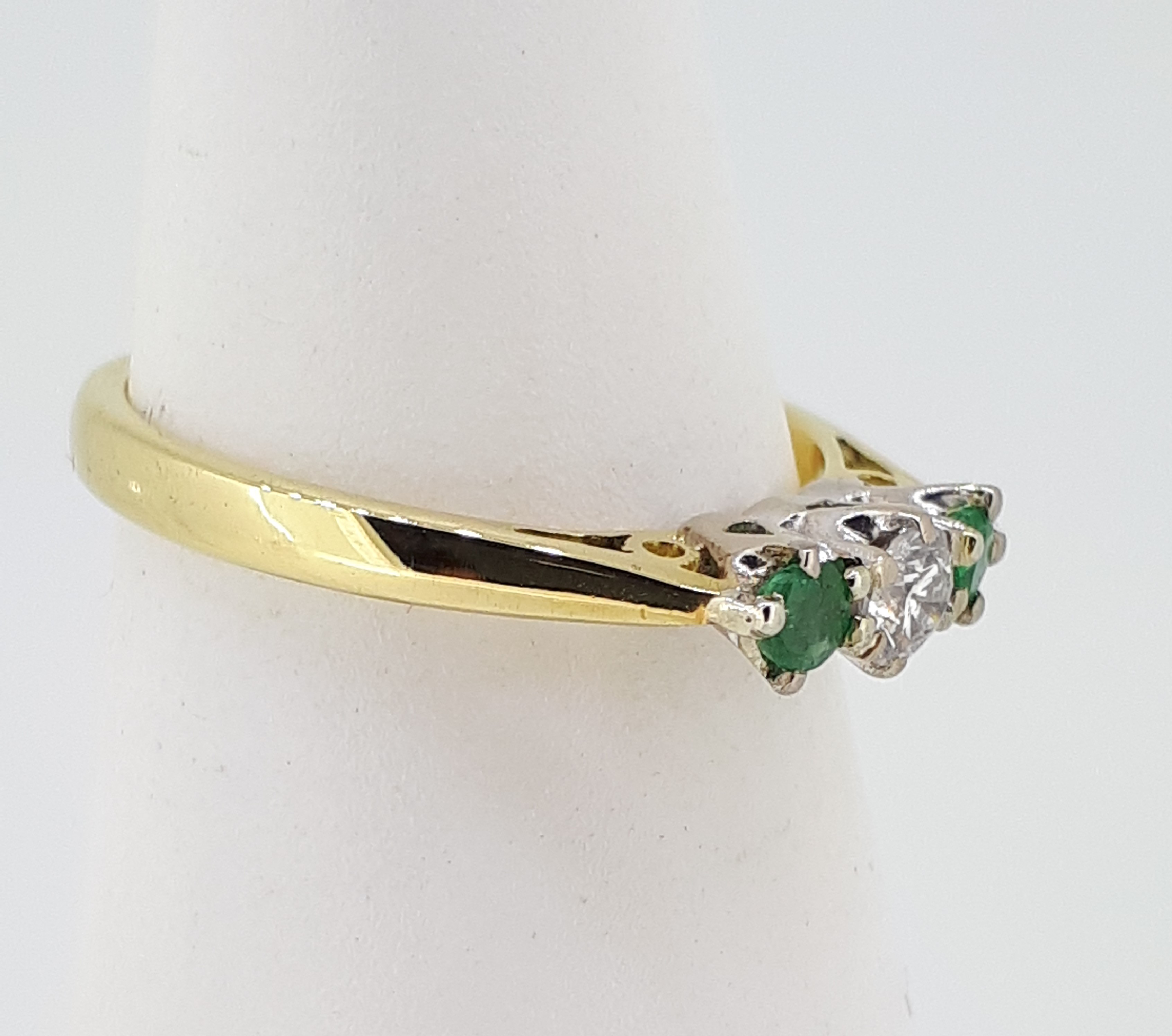 18ct (750) Yellow Gold Emerald & Diamond Trilogy Ring - Image 8 of 9