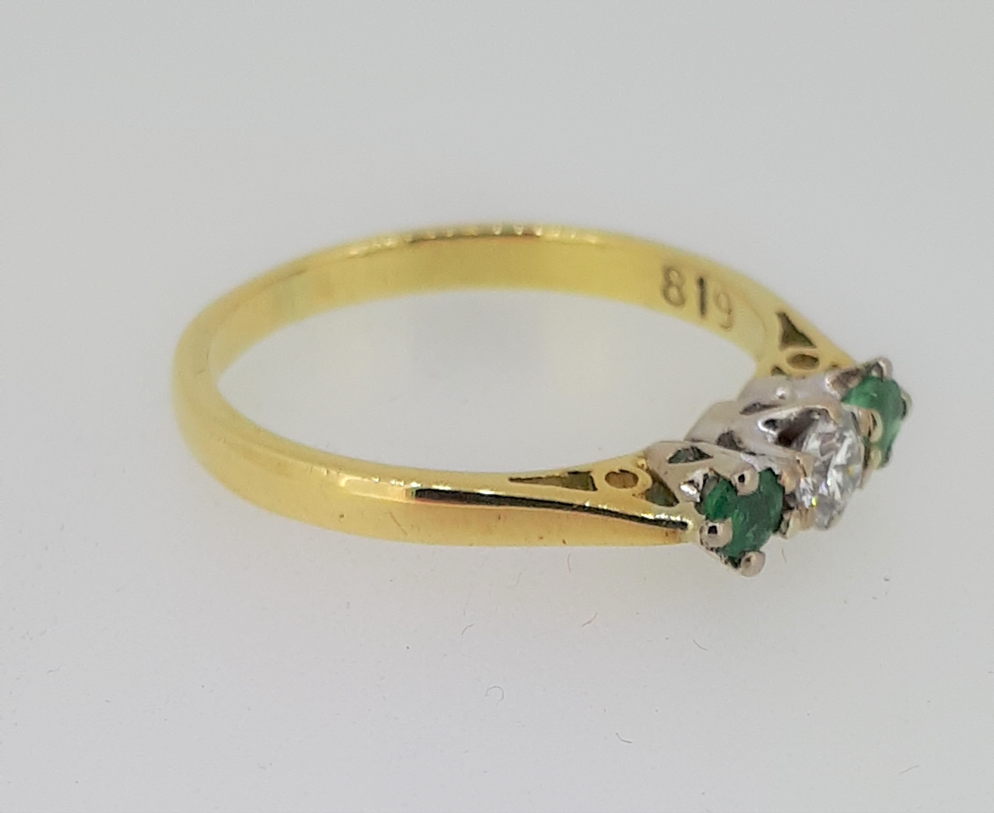 18ct (750) Yellow Gold Emerald & Diamond Trilogy Ring - Image 5 of 9