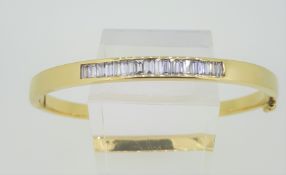 18ct (750) Yellow Gold +/- 1.0ct Baguette Diamond Hinged Oval Bangle