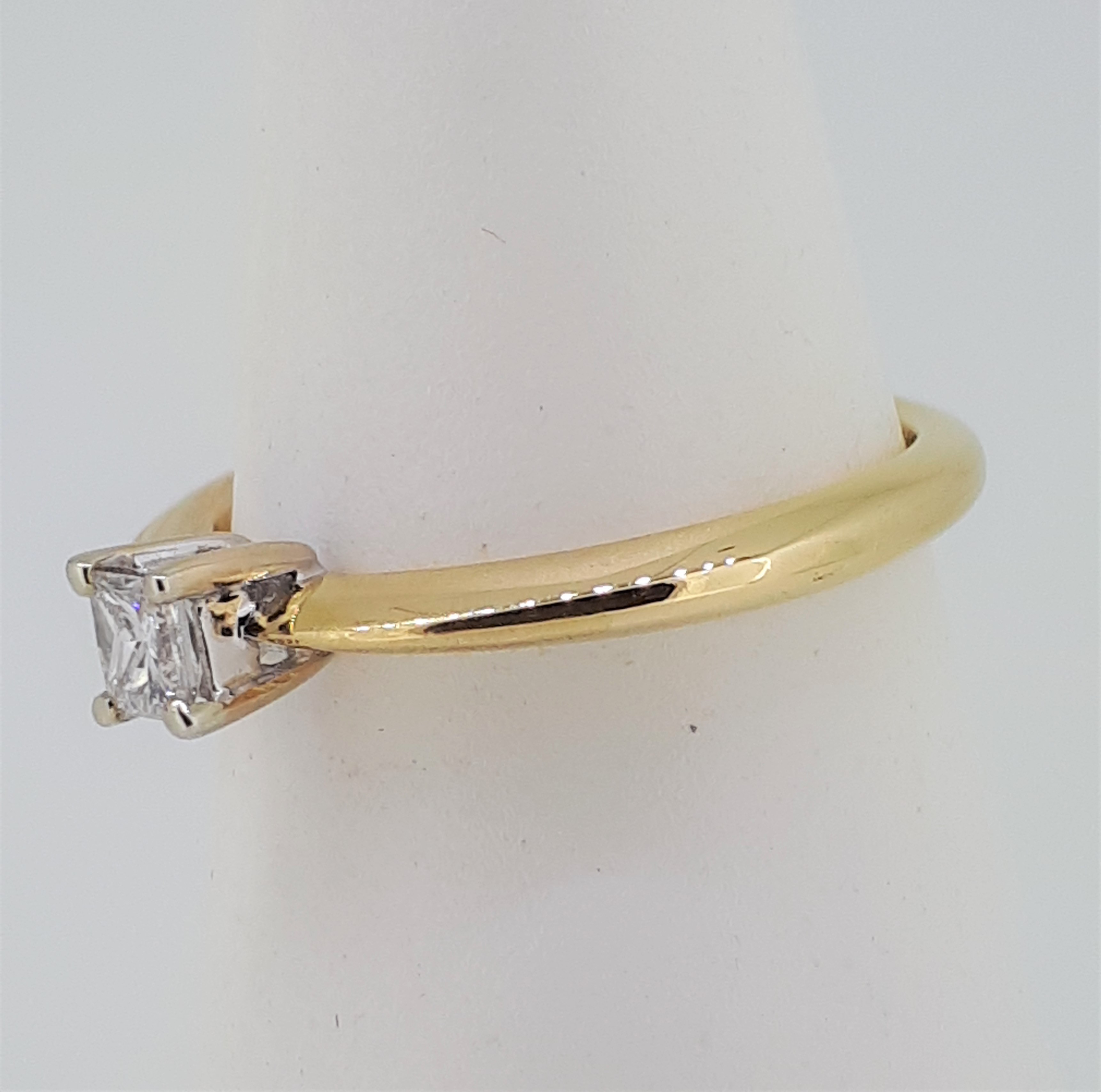 18ct (750) Yellow Gold 0.20ct Princess Cut Four Claw Solitaire Ring - Image 3 of 6