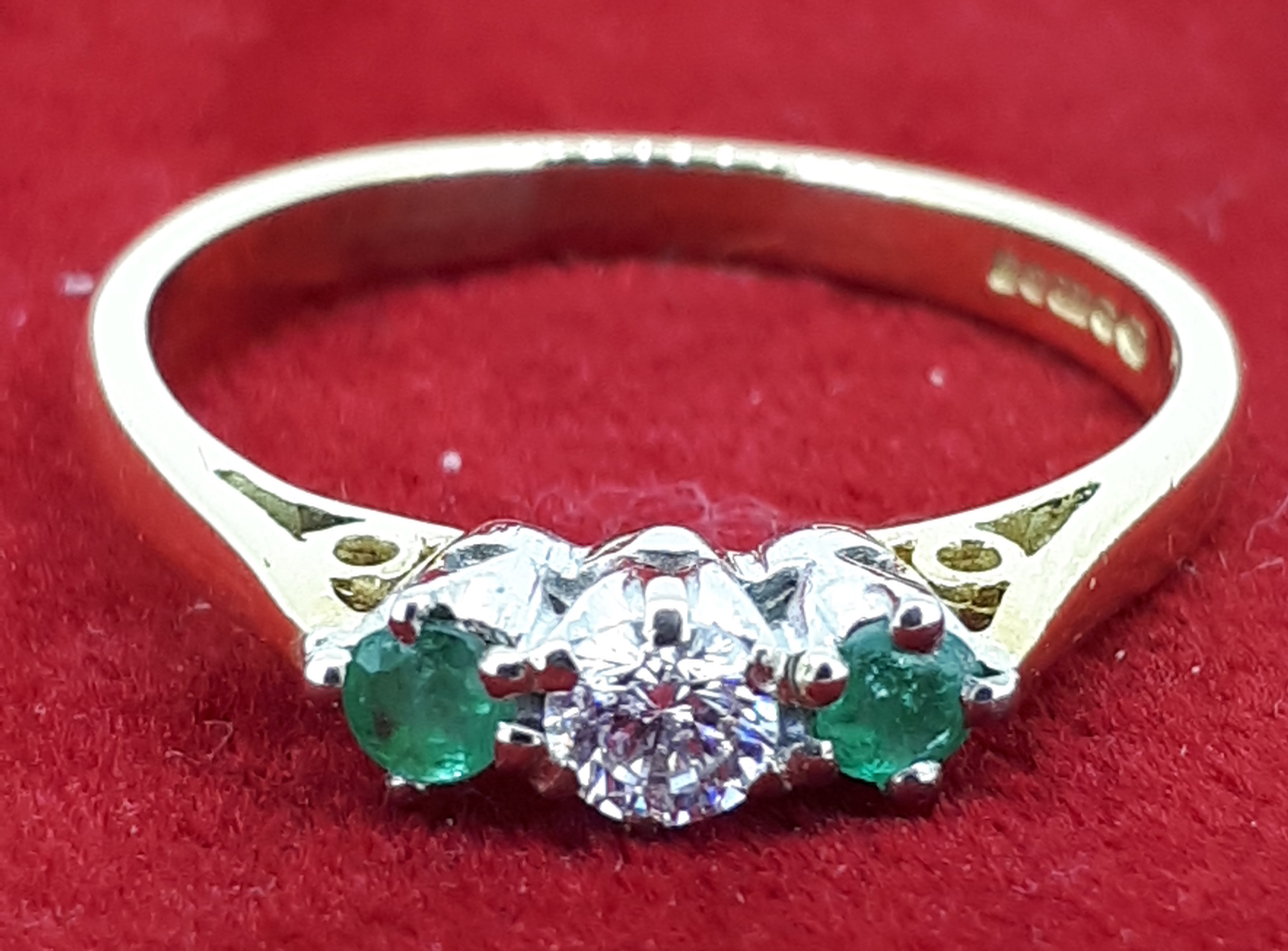 18ct (750) Yellow Gold Emerald & Diamond Trilogy Ring - Image 9 of 9