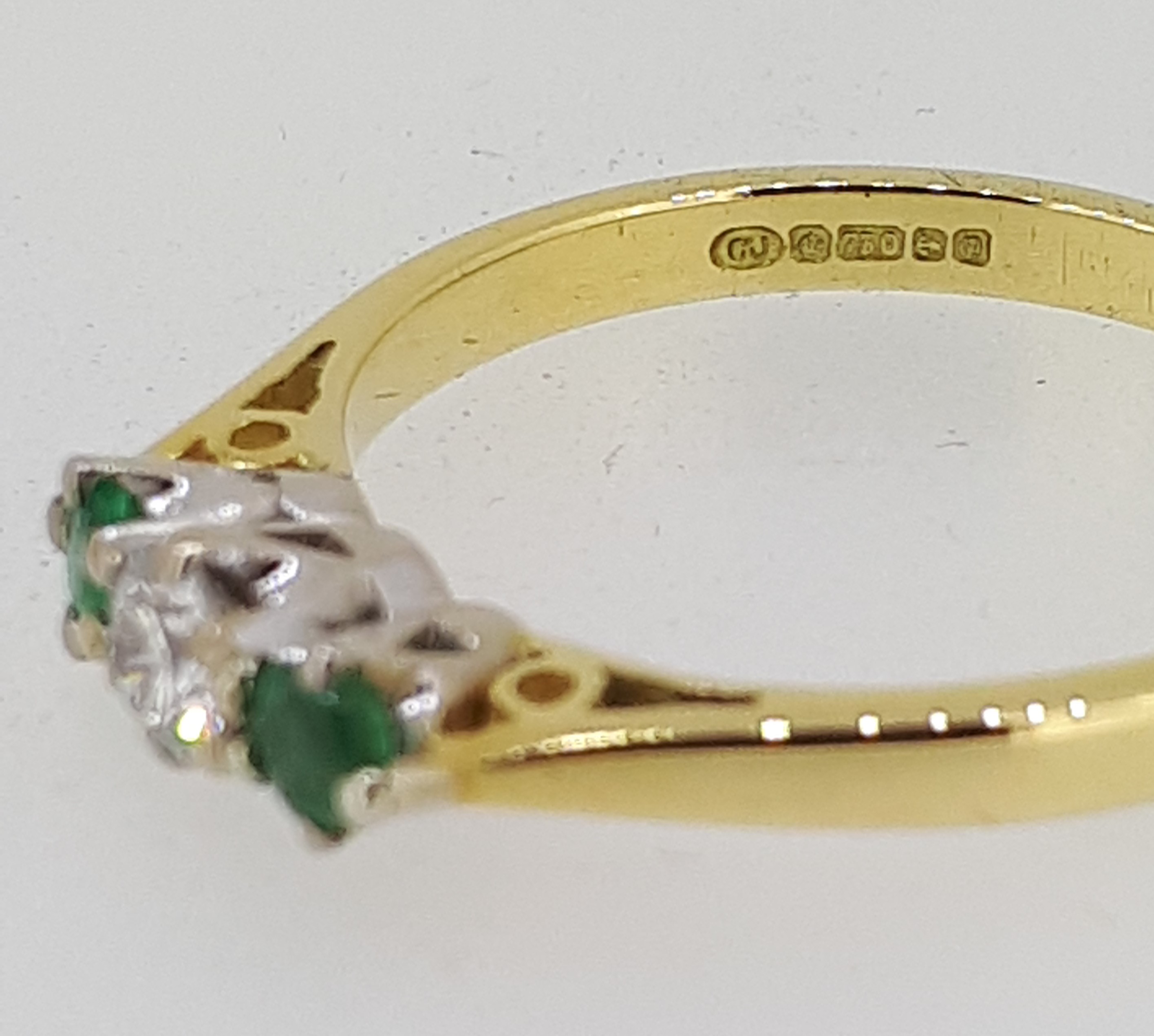 18ct (750) Yellow Gold Emerald & Diamond Trilogy Ring - Image 3 of 9