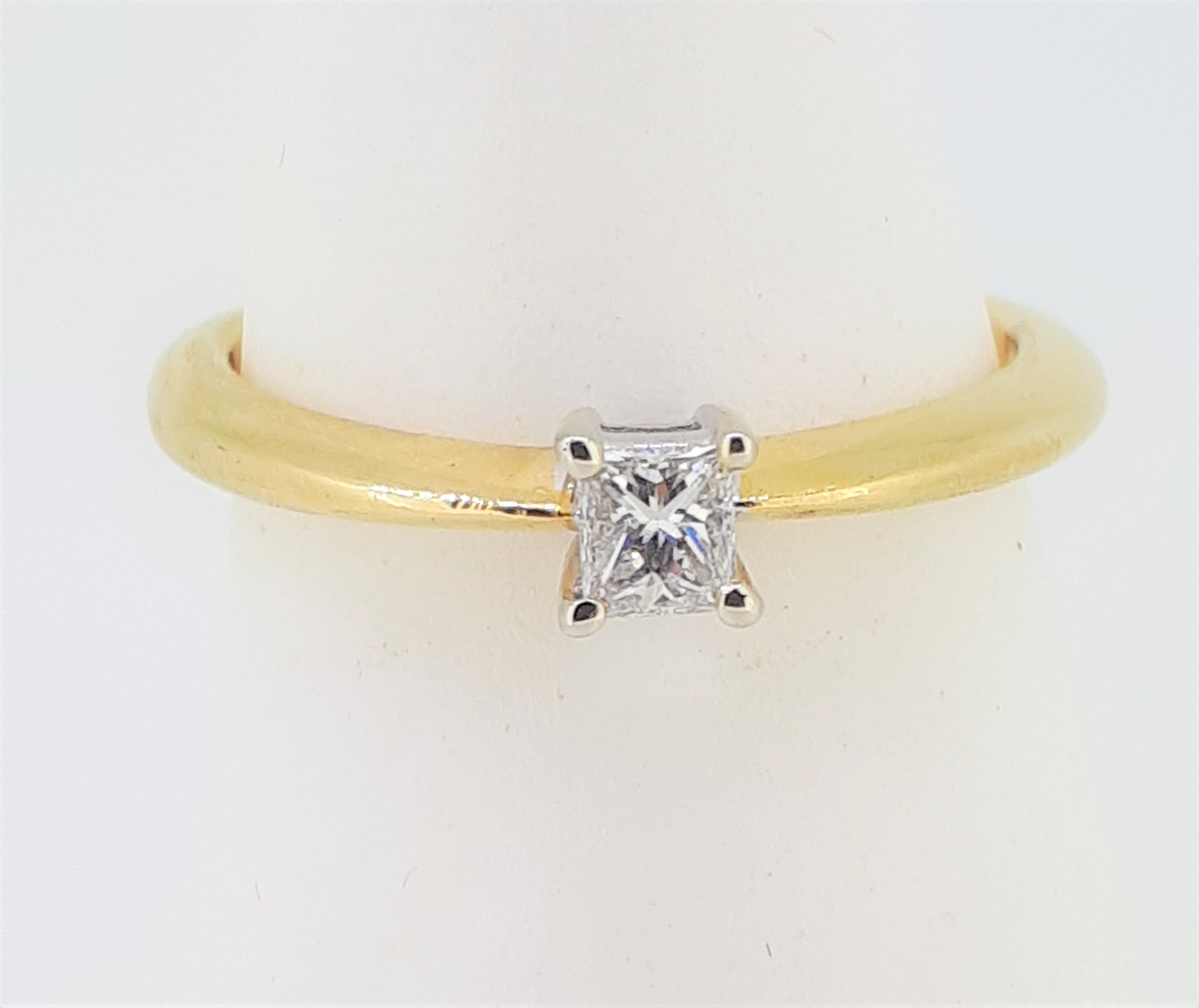 18ct (750) Yellow Gold 0.20ct Princess Cut Four Claw Solitaire Ring - Image 2 of 6