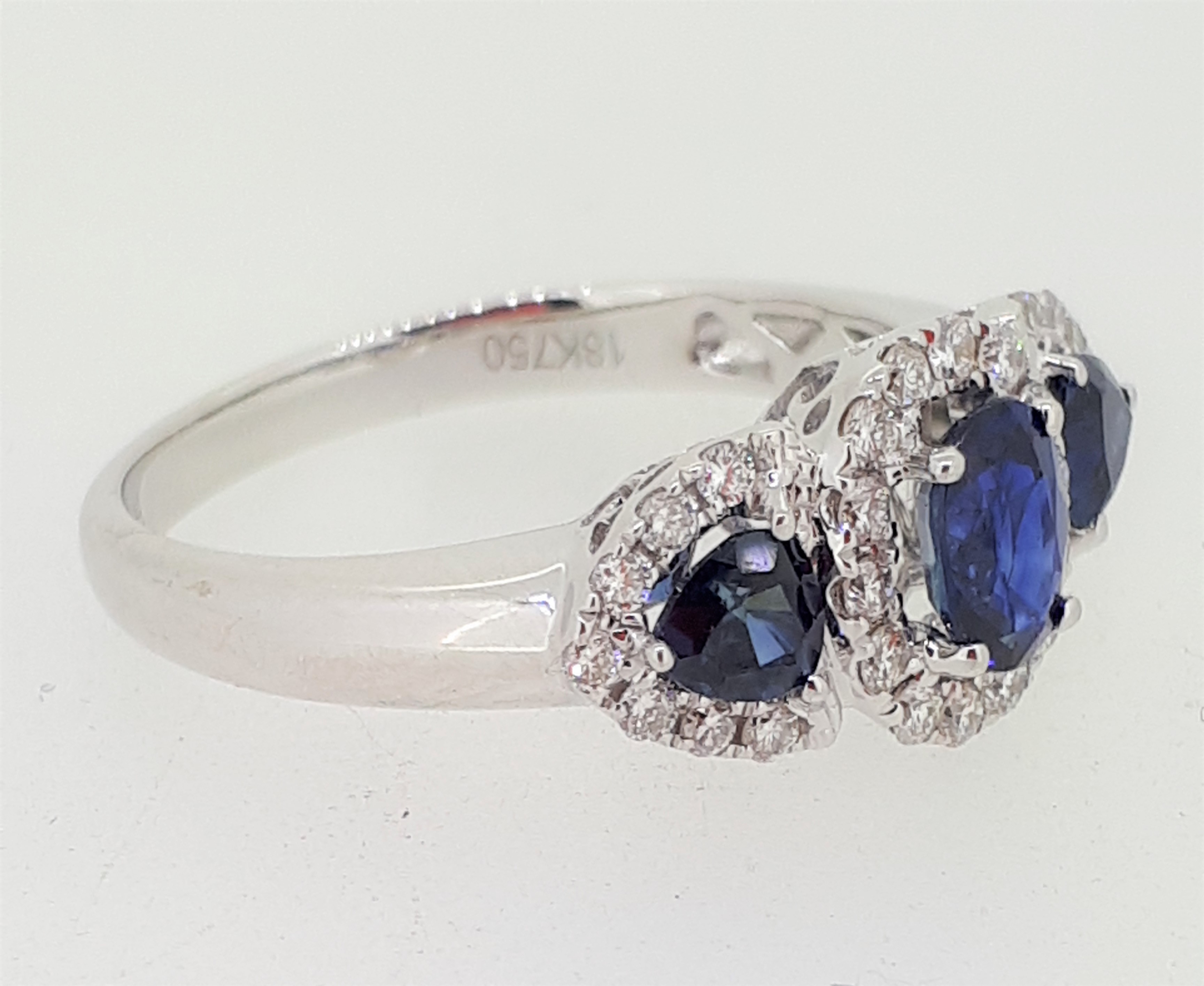 18ct (750) White Gold 1.26ct Oval Sapphire & 0.38ct Diamond Cluster Ring - Image 2 of 6