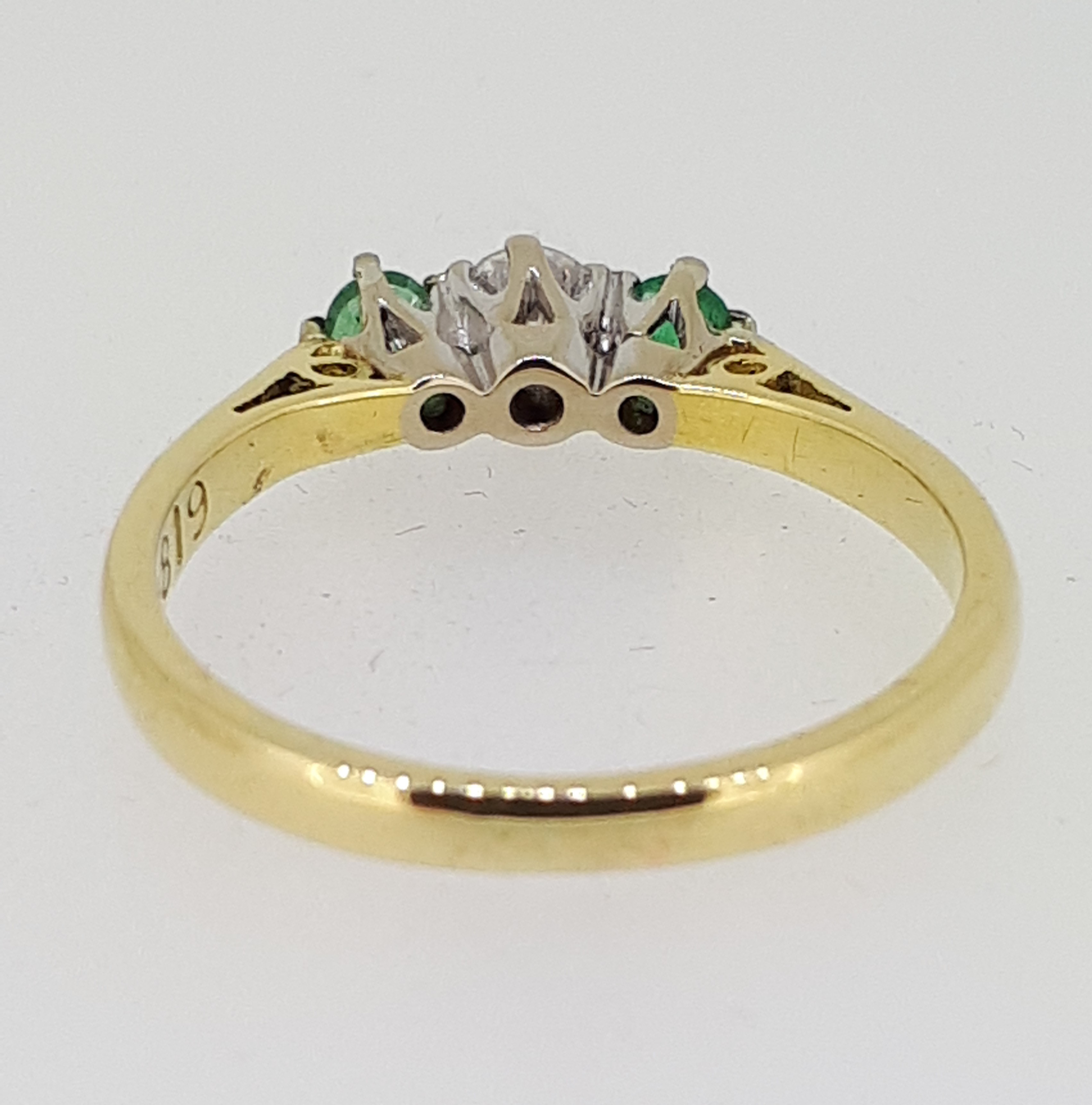 18ct (750) Yellow Gold Emerald & Diamond Trilogy Ring - Image 6 of 9